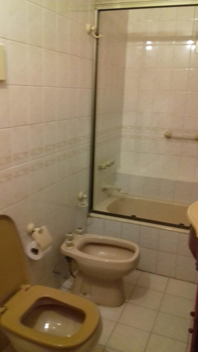 EXCELENTE CASA 2 PLANTAS EN LOTE PROPIO CON COCHERA SEMICUBIERTA, 4 HABITACIONES, PATIO Y FONDO LIBRE, LAVADERO Y JARDÍN DE INVIERNO. EXCELENTE ESTADO GENERAL. — foto 4