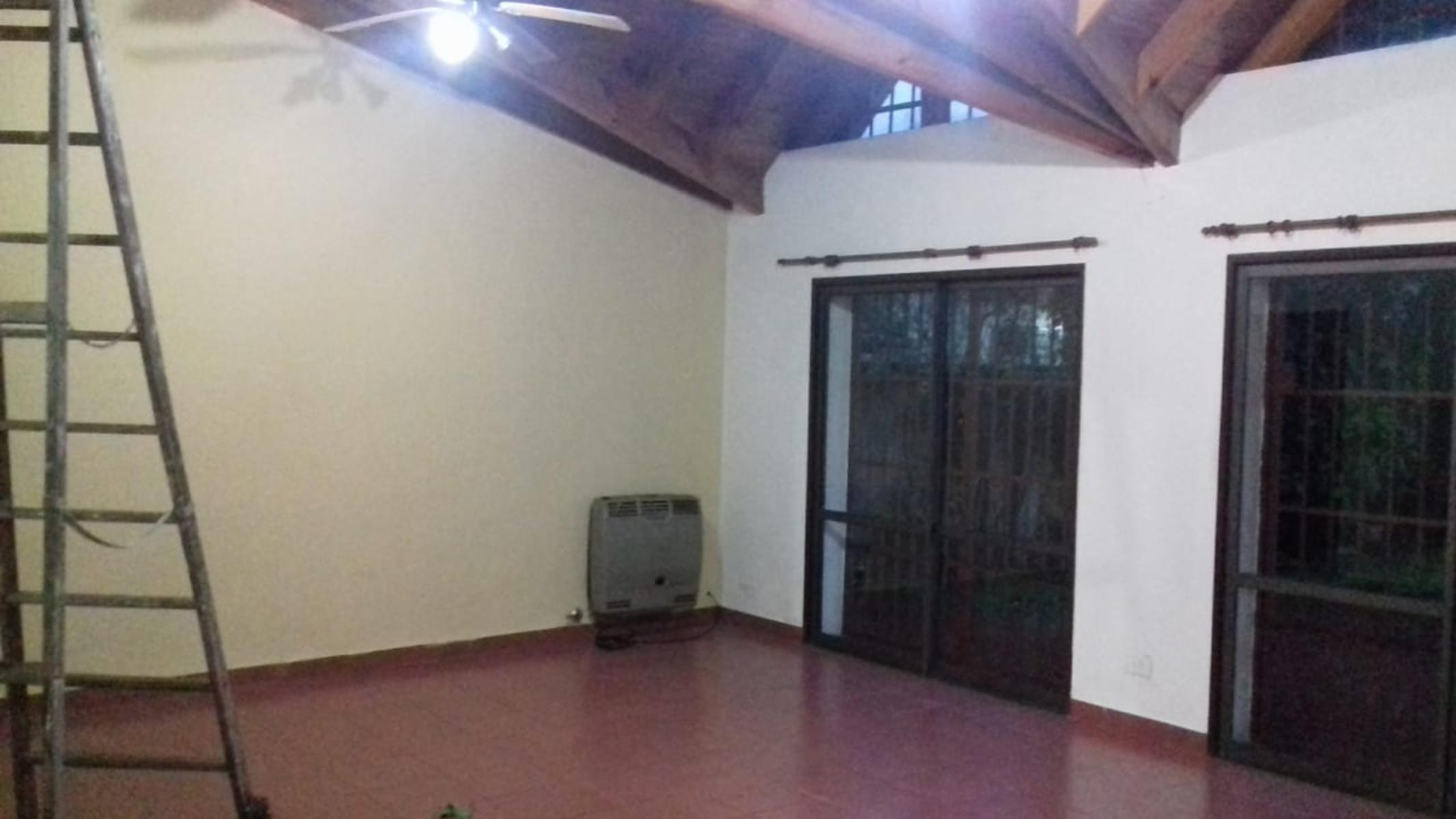 EXCELENTE CASA 2 PLANTAS EN LOTE PROPIO CON COCHERA SEMICUBIERTA, 4 HABITACIONES, PATIO Y FONDO LIBRE, LAVADERO Y JARDÍN DE INVIERNO. EXCELENTE ESTADO GENERAL. — foto 5