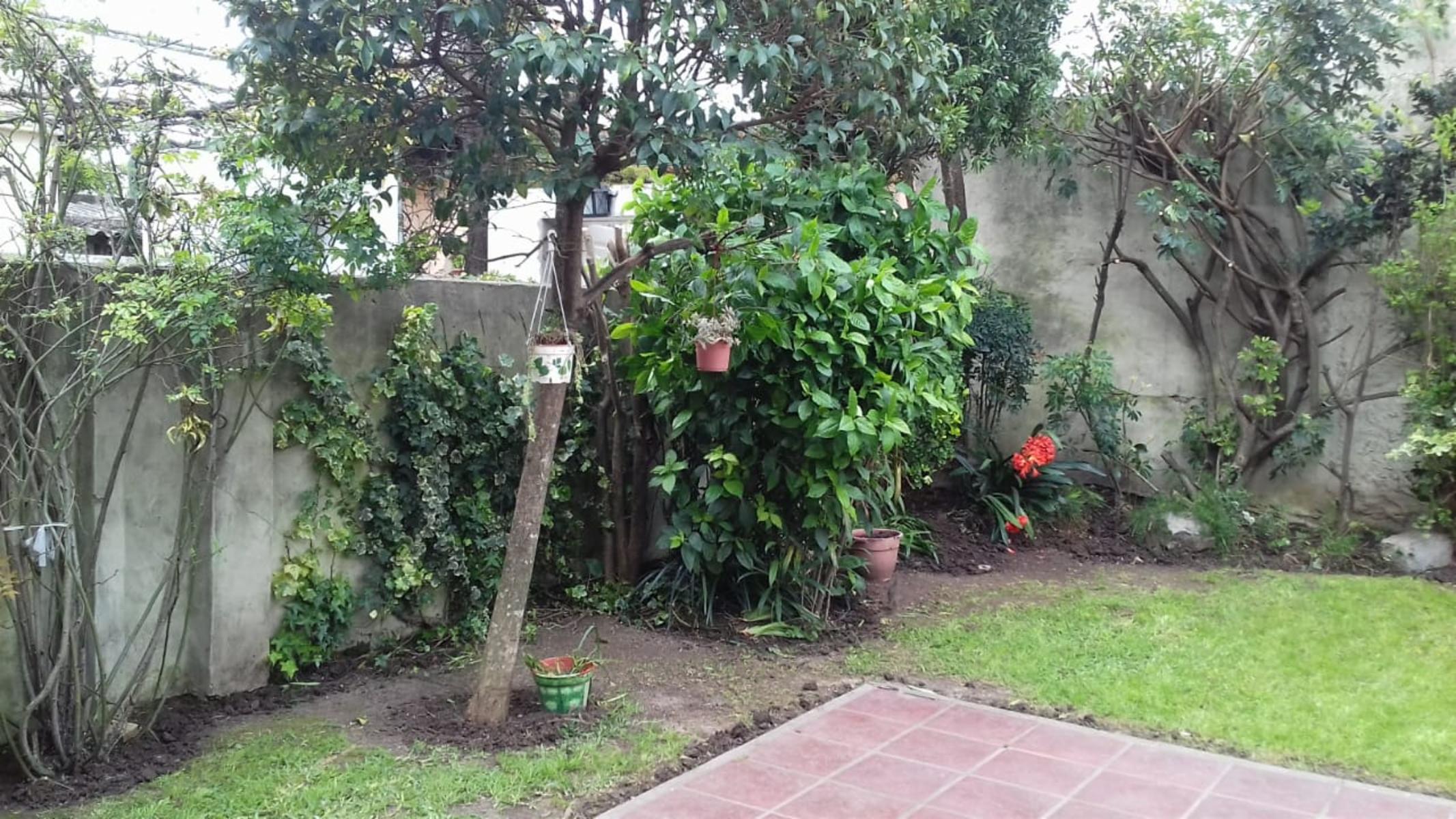 EXCELENTE CASA 2 PLANTAS EN LOTE PROPIO CON COCHERA SEMICUBIERTA, 4 HABITACIONES, PATIO Y FONDO LIBRE, LAVADERO Y JARDÍN DE INVIERNO. EXCELENTE ESTADO GENERAL. — foto 6