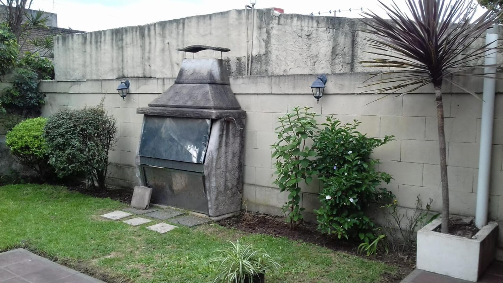 EXCELENTE CASA 2 PLANTAS EN LOTE PROPIO CON COCHERA SEMICUBIERTA, 4 HABITACIONES, PATIO Y FONDO LIBRE, LAVADERO Y JARDÍN DE INVIERNO. EXCELENTE ESTADO GENERAL. — foto 7
