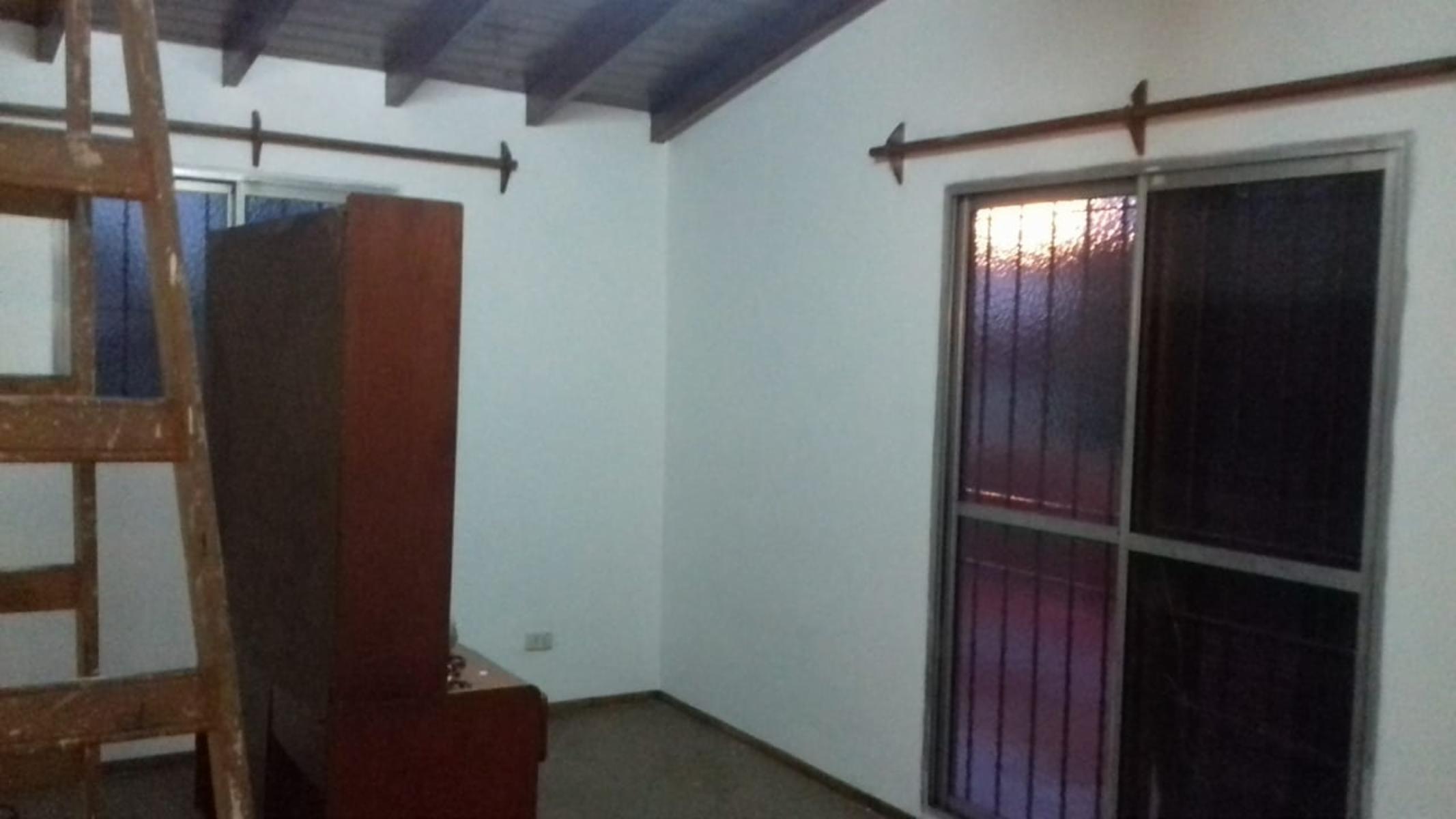 EXCELENTE CASA 2 PLANTAS EN LOTE PROPIO CON COCHERA SEMICUBIERTA, 4 HABITACIONES, PATIO Y FONDO LIBRE, LAVADERO Y JARDÍN DE INVIERNO. EXCELENTE ESTADO GENERAL. — foto 9