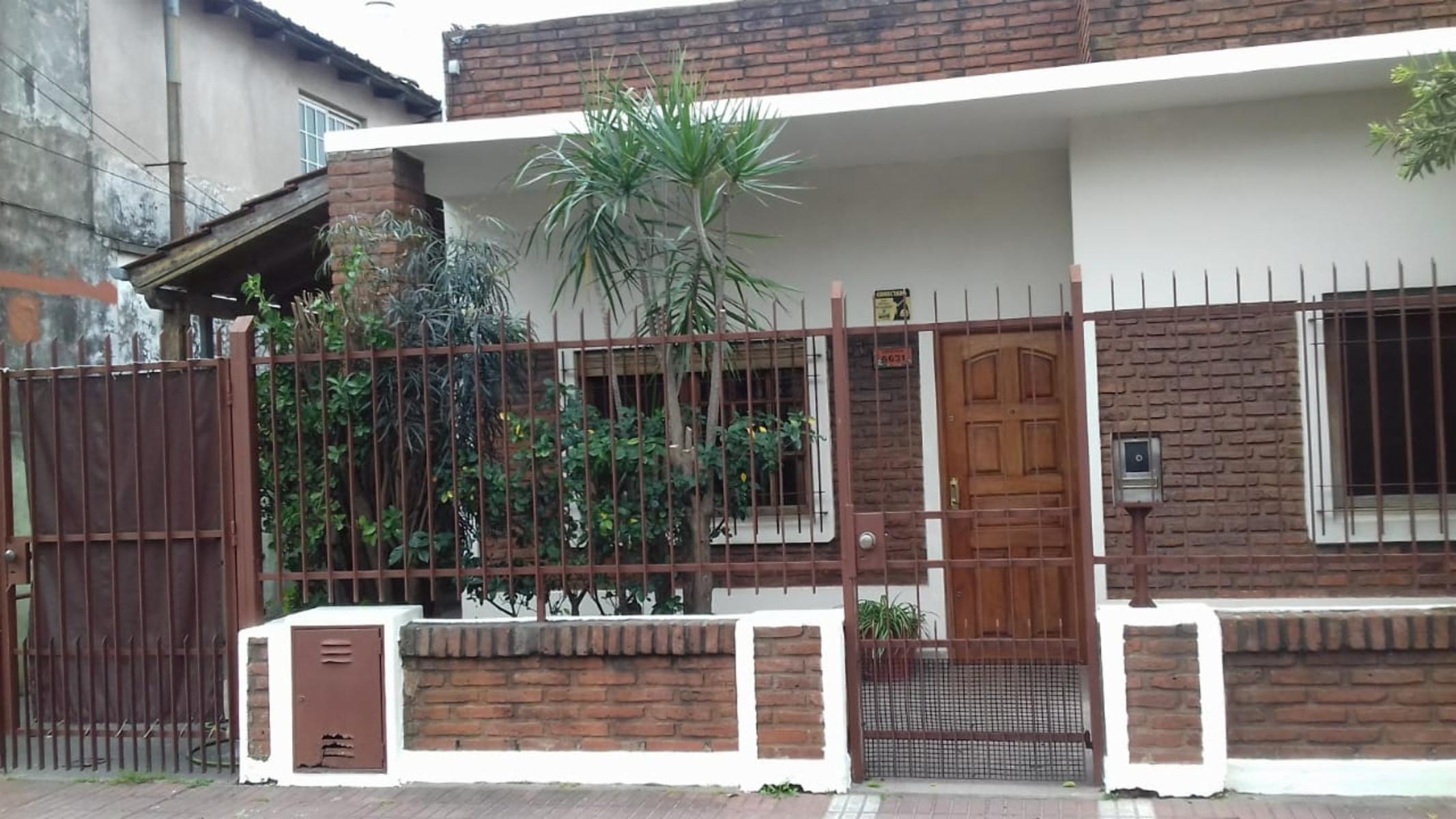 EXCELENTE CASA 2 PLANTAS EN LOTE PROPIO CON COCHERA SEMICUBIERTA, 4 HABITACIONES, PATIO Y FONDO LIBRE, LAVADERO Y JARDÍN DE INVIERNO. EXCELENTE ESTADO GENERAL. — foto 10