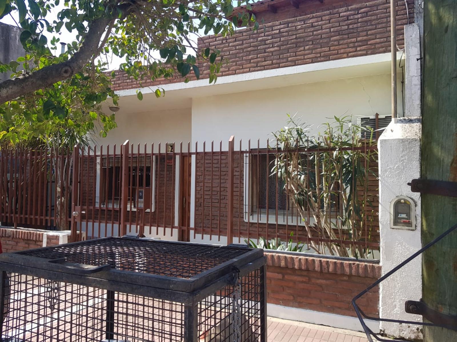 EXCELENTE CASA 2 PLANTAS EN LOTE PROPIO CON COCHERA SEMICUBIERTA, 4 HABITACIONES, PATIO Y FONDO LIBRE, LAVADERO Y JARDÍN DE INVIERNO. EXCELENTE ESTADO GENERAL. — foto 12