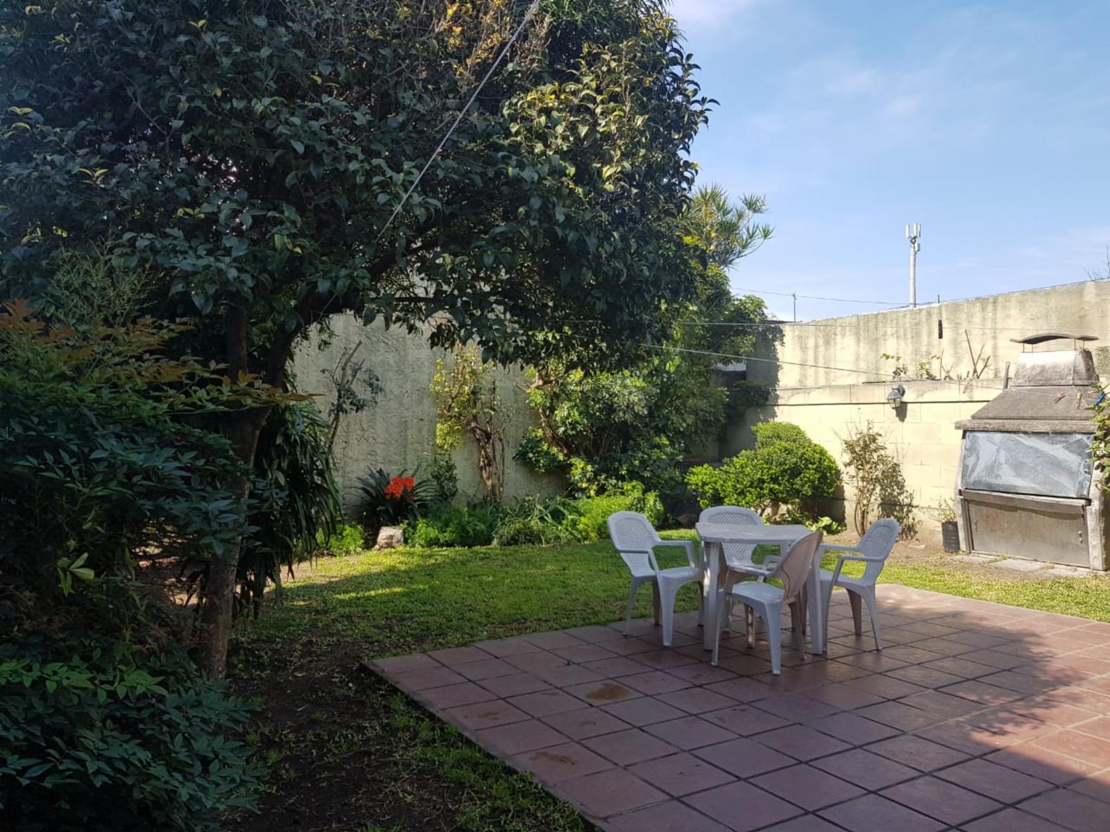 EXCELENTE CASA 2 PLANTAS EN LOTE PROPIO CON COCHERA SEMICUBIERTA, 4 HABITACIONES, PATIO Y FONDO LIBRE, LAVADERO Y JARDÍN DE INVIERNO. EXCELENTE ESTADO GENERAL. — foto 13