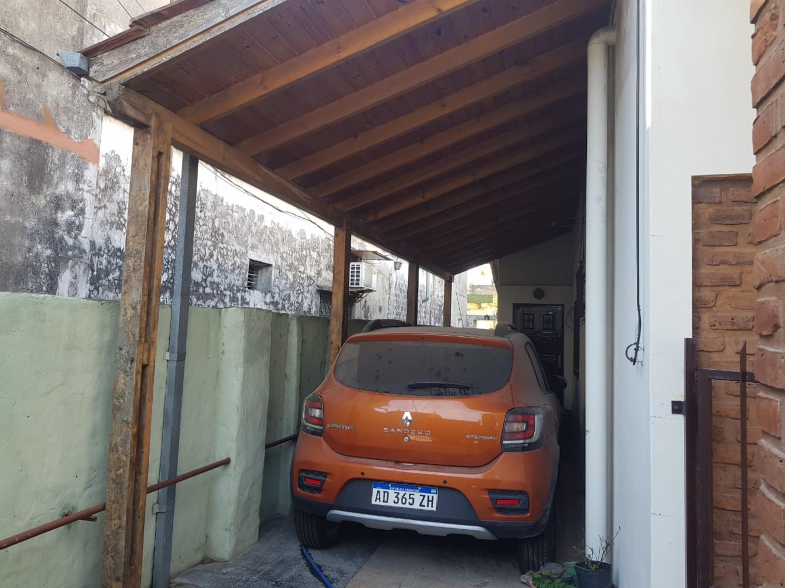 EXCELENTE CASA 2 PLANTAS EN LOTE PROPIO CON COCHERA SEMICUBIERTA, 4 HABITACIONES, PATIO Y FONDO LIBRE, LAVADERO Y JARDÍN DE INVIERNO. EXCELENTE ESTADO GENERAL. — foto 14
