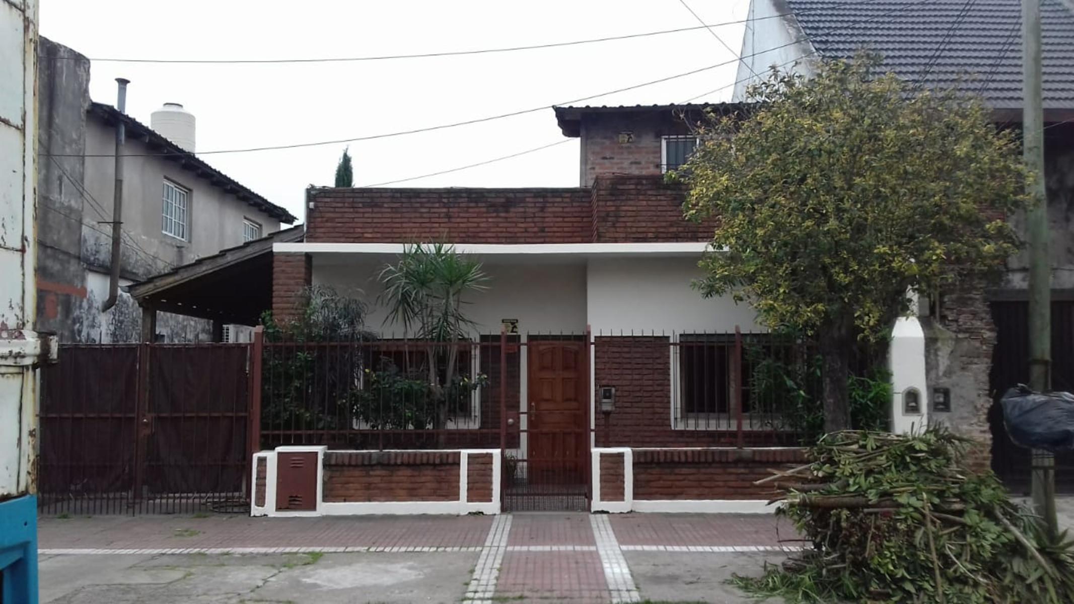 EXCELENTE CASA 2 PLANTAS EN LOTE PROPIO CON COCHERA SEMICUBIERTA, 4 HABITACIONES, PATIO Y FONDO LIBRE, LAVADERO Y JARDÍN DE INVIERNO. EXCELENTE ESTADO GENERAL. — foto 15