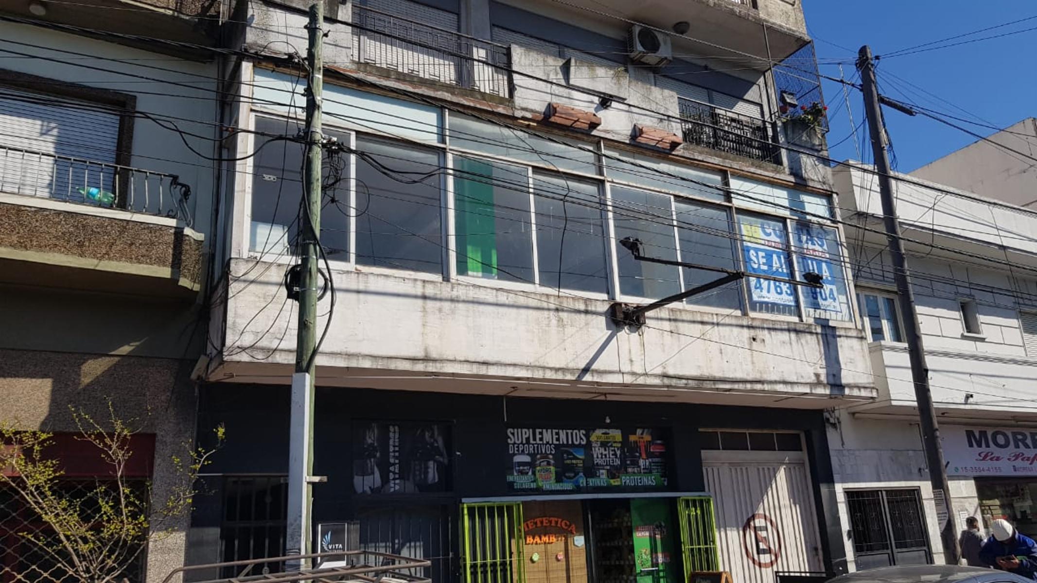 EXCELENTE PISO CON COCINA, 2 BAÑOS Y AMBIENTE DE 8 x 17 mts, COMERCIAL O VIVIENDA.