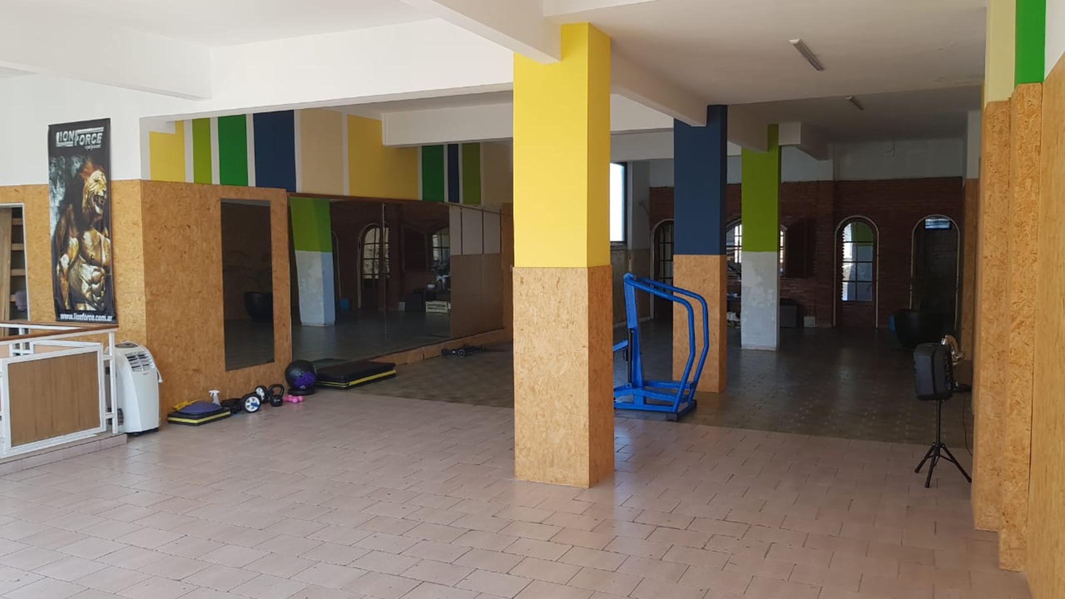 EXCELENTE PISO CON COCINA, 2 BAÑOS Y AMBIENTE DE 8 x 17 mts, COMERCIAL O VIVIENDA. — foto 2