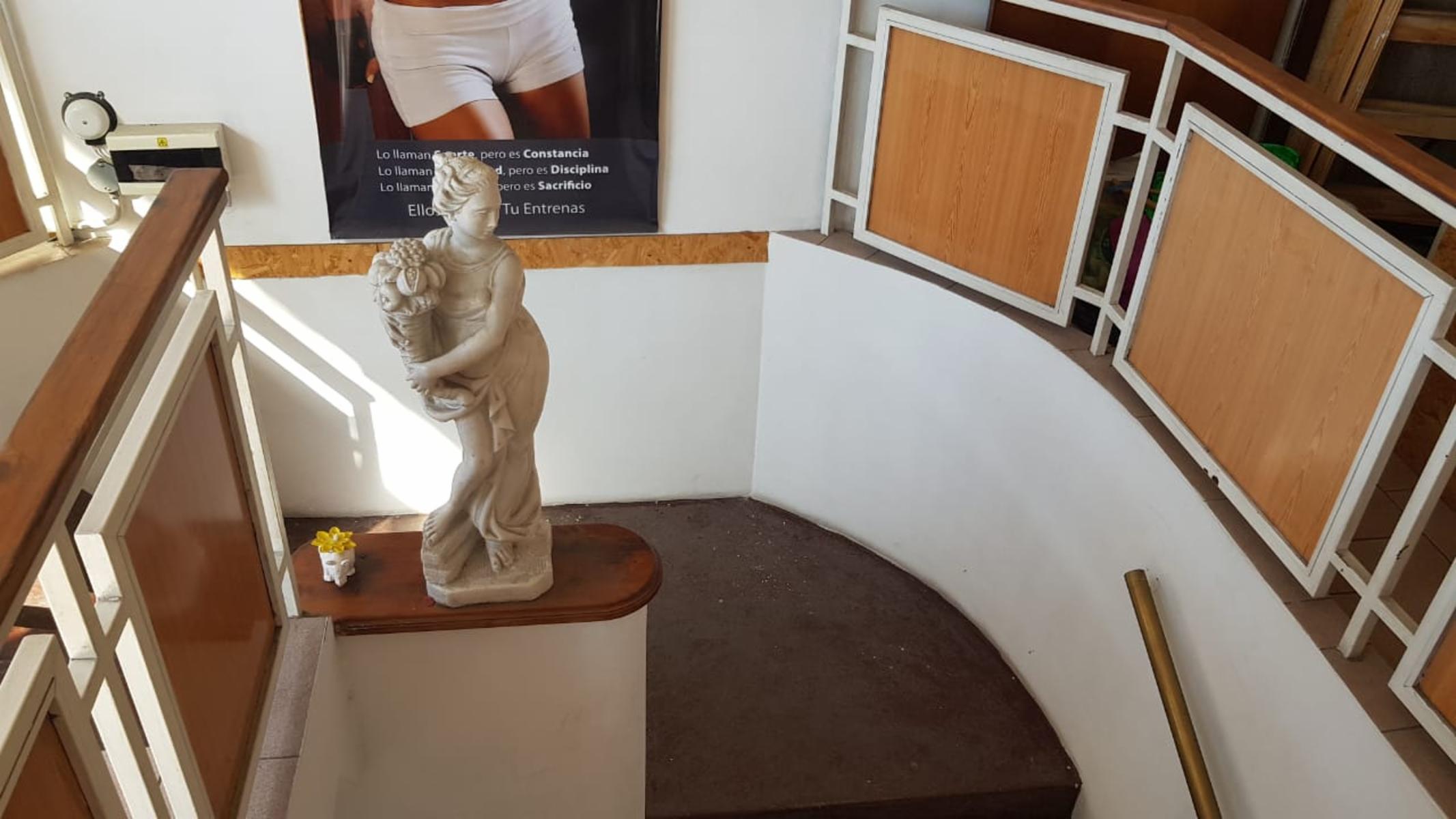 EXCELENTE PISO CON COCINA, 2 BAÑOS Y AMBIENTE DE 8 x 17 mts, COMERCIAL O VIVIENDA. — foto 3