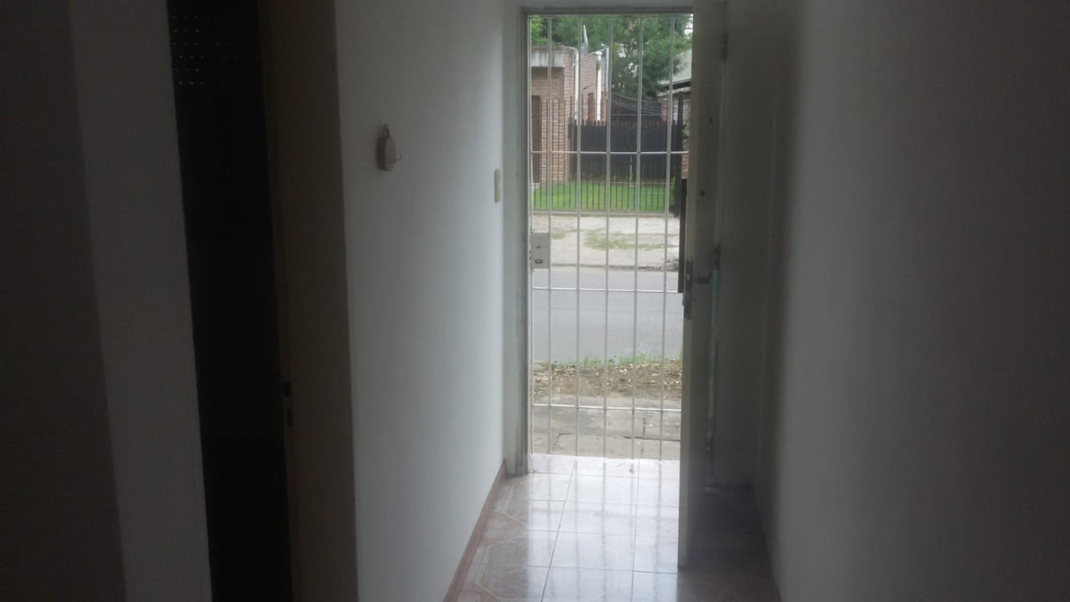 PH PLANTA BAJA FRENTE CON COCINA COMEDOR, AGUA CALIENTE POR TERMOTANQUE, BAÑO CON DUCHA Y BIDET Y 1 HABITACIÓN. - 2