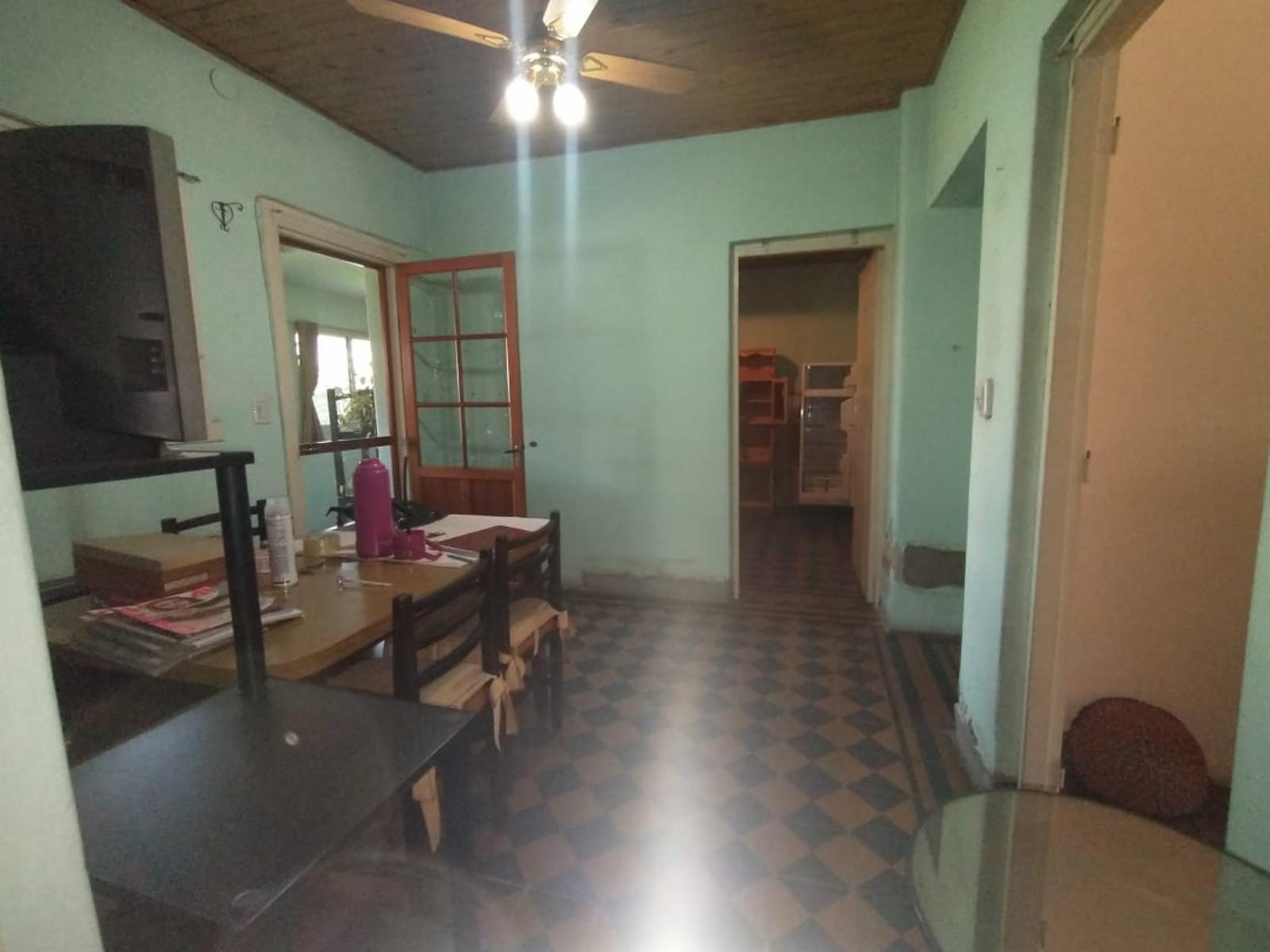 EXCELENTE CASA CON 2 HABITACIONES, COCINA, COMEDOR, DESPENSA Y LAVADERO CUBIERTO. EN LOTE PROPIO CON AMPLIO FONDO LIBRE Y GALPÓN DE HERRAMIENTAS. — foto 2