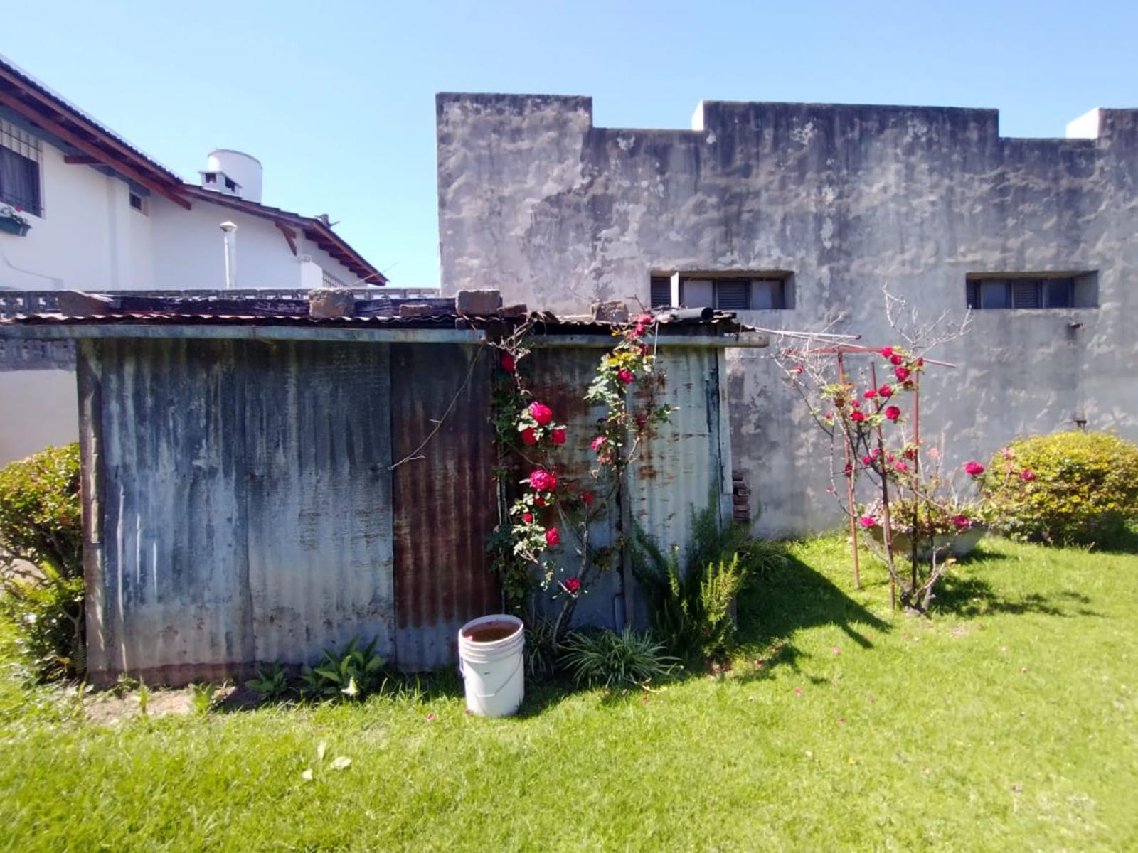 EXCELENTE CASA CON 2 HABITACIONES, COCINA, COMEDOR, DESPENSA Y LAVADERO CUBIERTO. EN LOTE PROPIO CON AMPLIO FONDO LIBRE Y GALPÓN DE HERRAMIENTAS. — foto 3