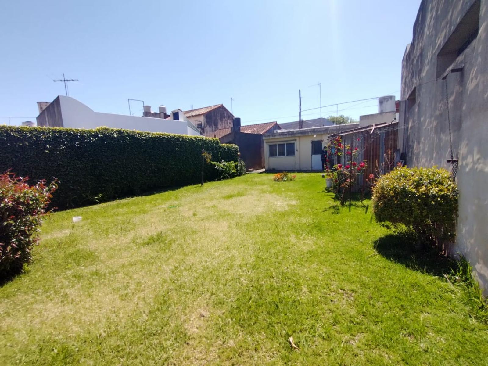 EXCELENTE CASA CON 2 HABITACIONES, COCINA, COMEDOR, DESPENSA Y LAVADERO CUBIERTO. EN LOTE PROPIO CON AMPLIO FONDO LIBRE Y GALPÓN DE HERRAMIENTAS. — foto 4