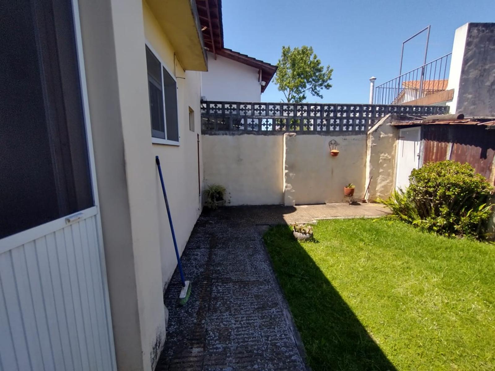 EXCELENTE CASA CON 2 HABITACIONES, COCINA, COMEDOR, DESPENSA Y LAVADERO CUBIERTO. EN LOTE PROPIO CON AMPLIO FONDO LIBRE Y GALPÓN DE HERRAMIENTAS. — foto 5