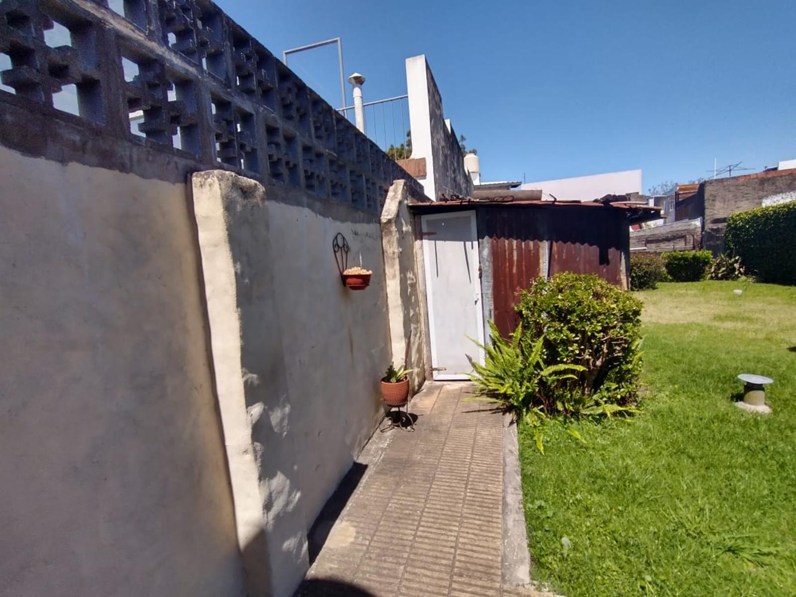 EXCELENTE CASA CON 2 HABITACIONES, COCINA, COMEDOR, DESPENSA Y LAVADERO CUBIERTO. EN LOTE PROPIO CON AMPLIO FONDO LIBRE Y GALPÓN DE HERRAMIENTAS. — foto 6