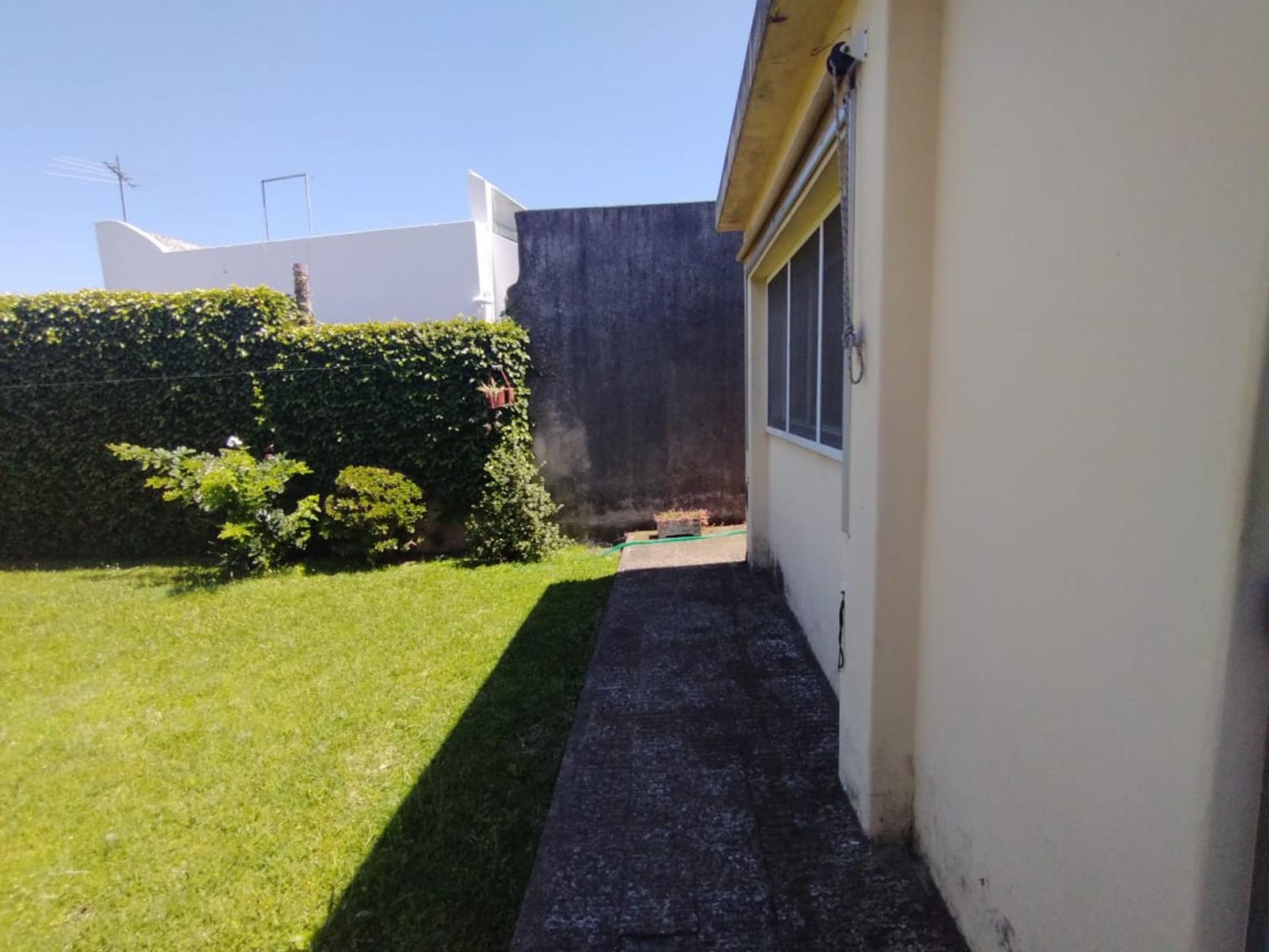 EXCELENTE CASA CON 2 HABITACIONES, COCINA, COMEDOR, DESPENSA Y LAVADERO CUBIERTO. EN LOTE PROPIO CON AMPLIO FONDO LIBRE Y GALPÓN DE HERRAMIENTAS. — foto 9