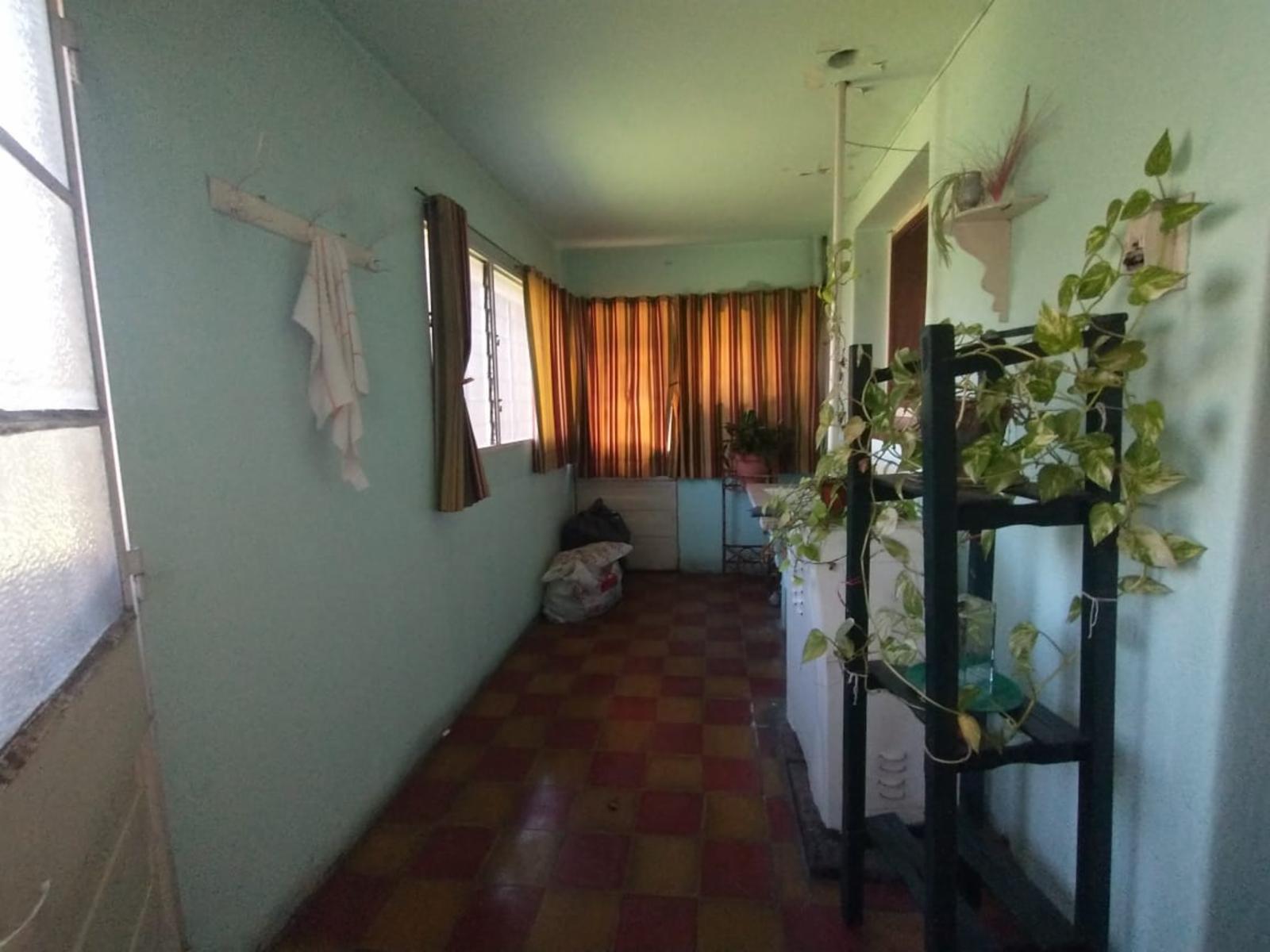 EXCELENTE CASA CON 2 HABITACIONES, COCINA, COMEDOR, DESPENSA Y LAVADERO CUBIERTO. EN LOTE PROPIO CON AMPLIO FONDO LIBRE Y GALPÓN DE HERRAMIENTAS. — foto 12