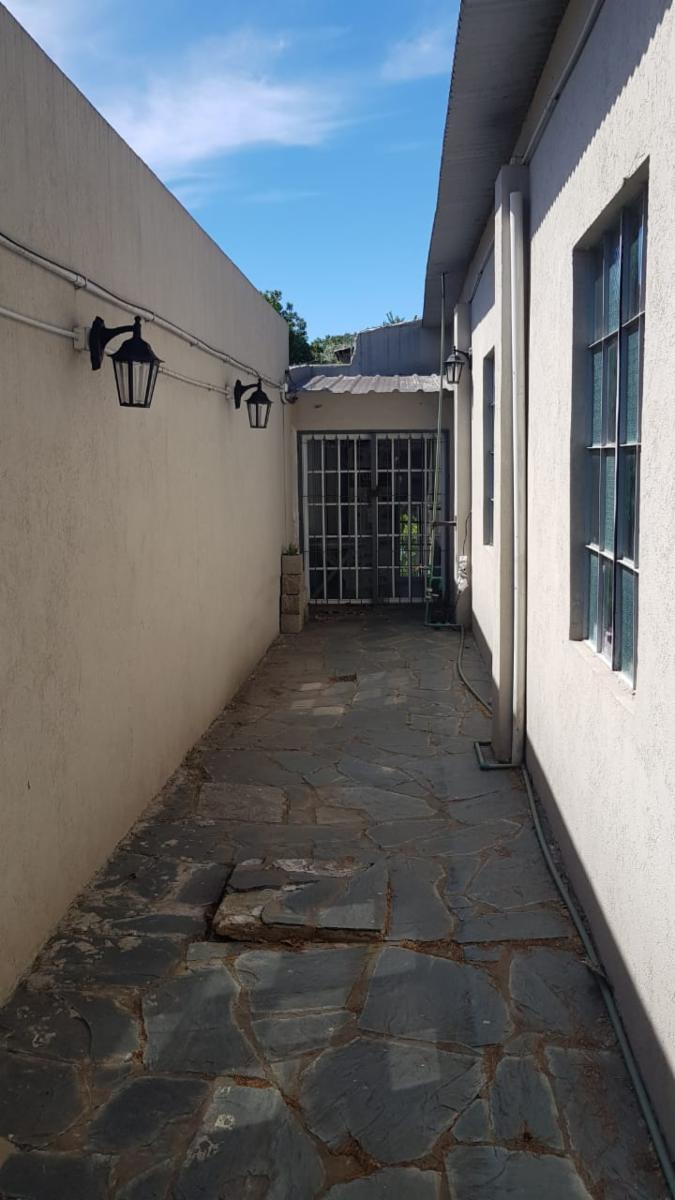EXCELENTES CONSULTORIOS EN LOTE DE 8,8 x 30 mts. - 1