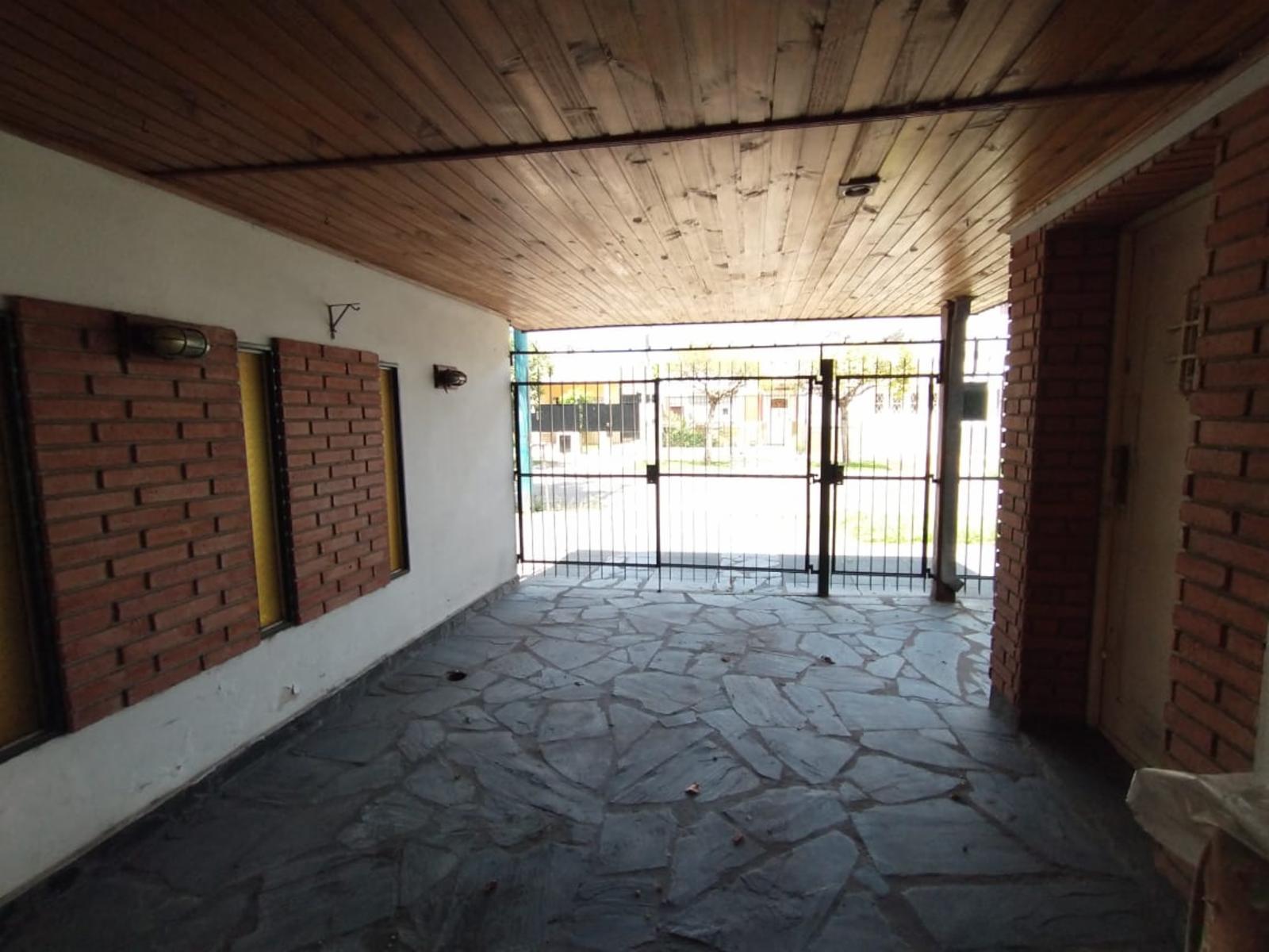 EXCELENTE CASA EN LOTE PROPIO CON 4 HABITACIONES, 2 BAÑOS, PATIO Y PARRILLAS — foto 15