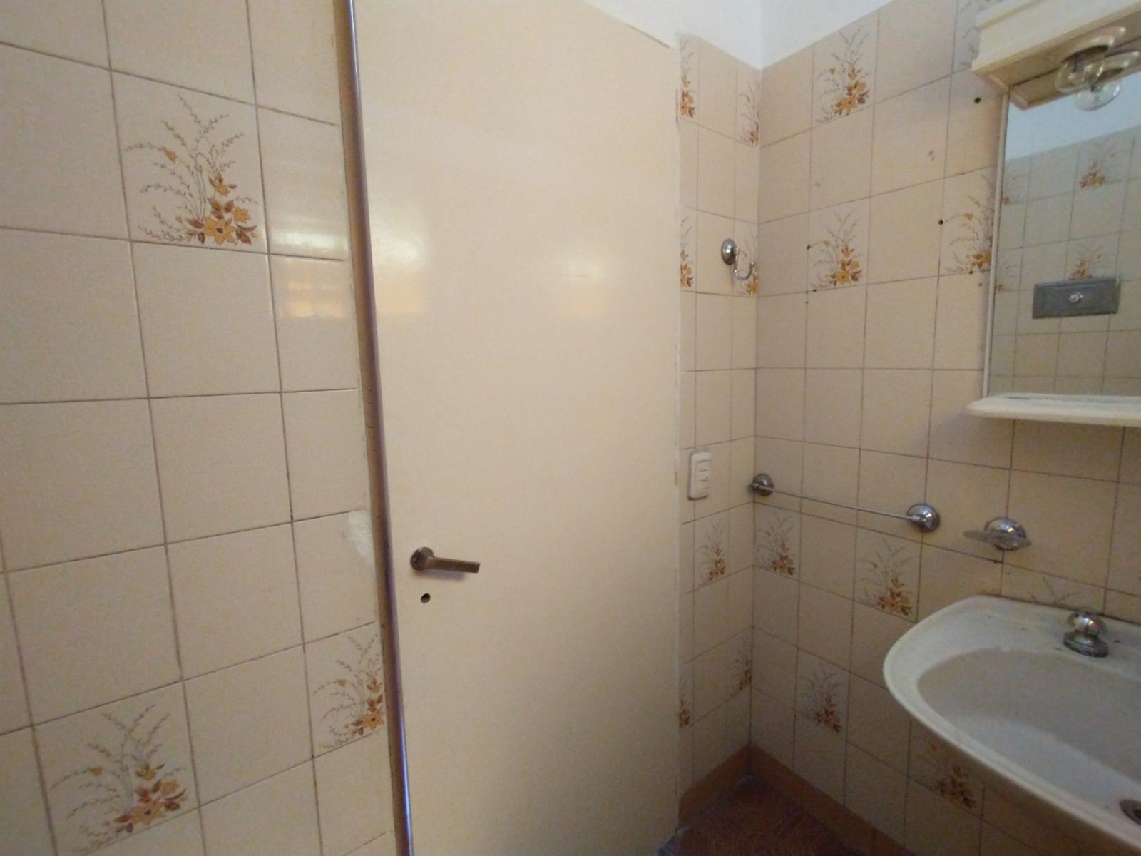 EXCELENTE PH INTERNO EN PLANTA BAJA CON 2 HABITACIONES, COCINA COMEDOR Y BAÑO CON DUCHA. OPCIONAL ESPACIO GUARDA COCHE DISPONIBLE. - 6