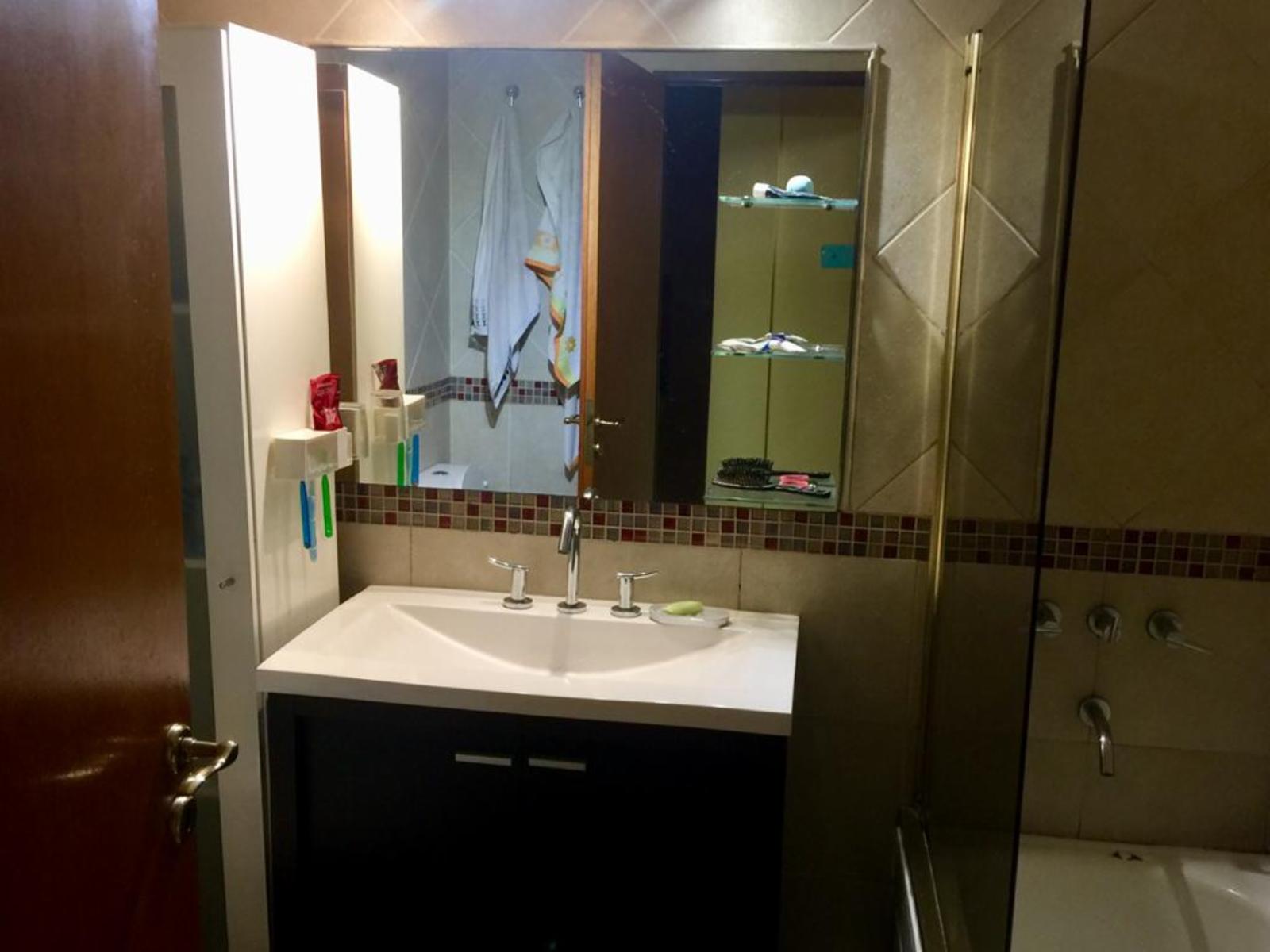 DUPLEX CON MUY BUENA DISTRIBUCIÓN POR TENER 4,30 mts DE ANCHO, CON 3 DORMITORIOS Y PATIO CON PARRILLA. — foto 4