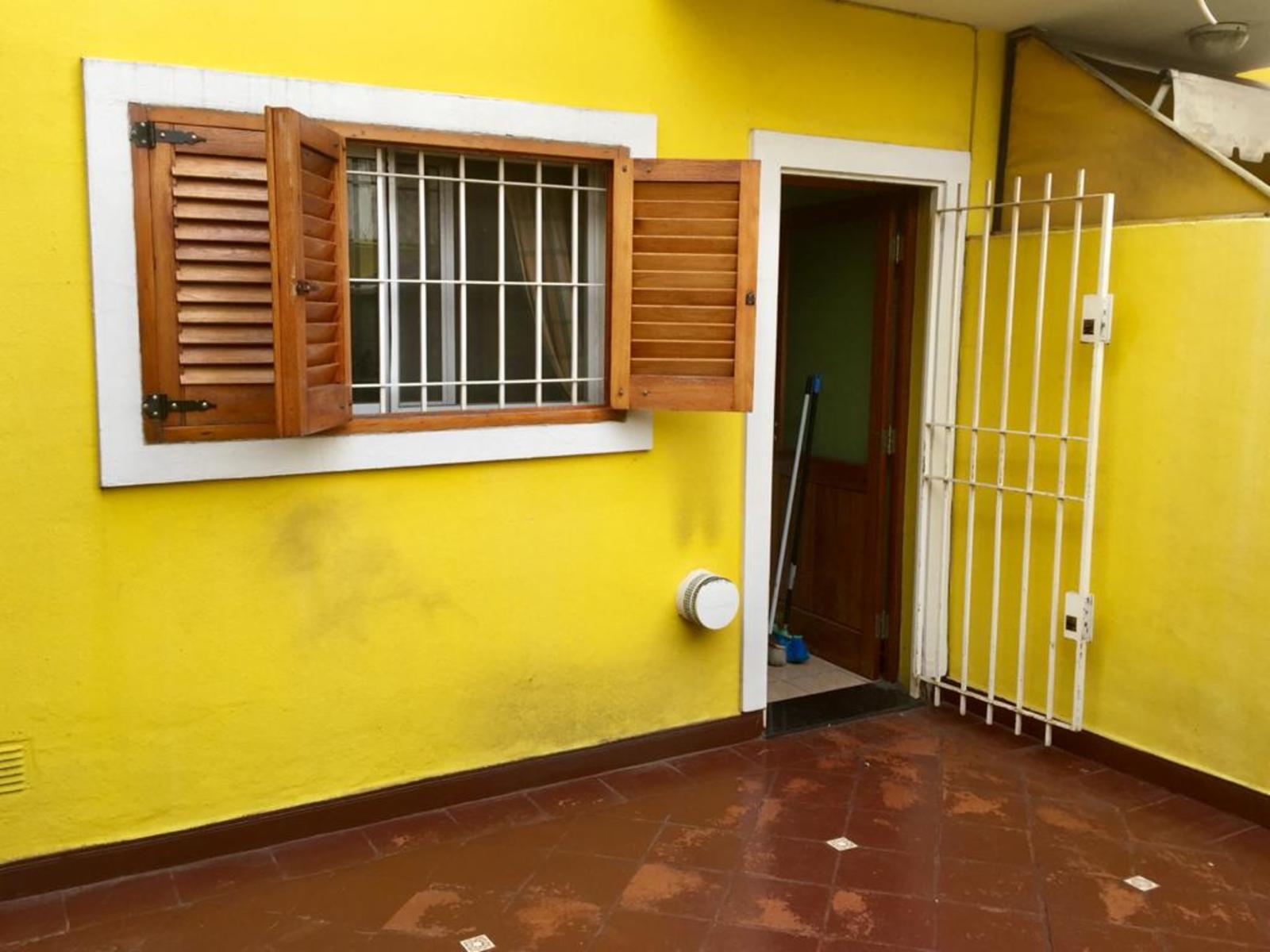 DUPLEX CON MUY BUENA DISTRIBUCIÓN POR TENER 4,30 mts DE ANCHO, CON 3 DORMITORIOS Y PATIO CON PARRILLA. — foto 9