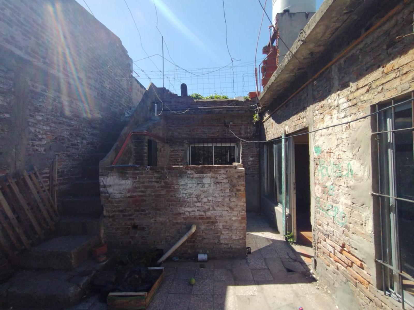 CASA A REFACCIONAR EN MUY BUEN LOTE EN ESQUINA CON ESPACIO PARA 2 VIVIENDAS EN LA LOCALIDAD DE BOULOGNE — foto 6