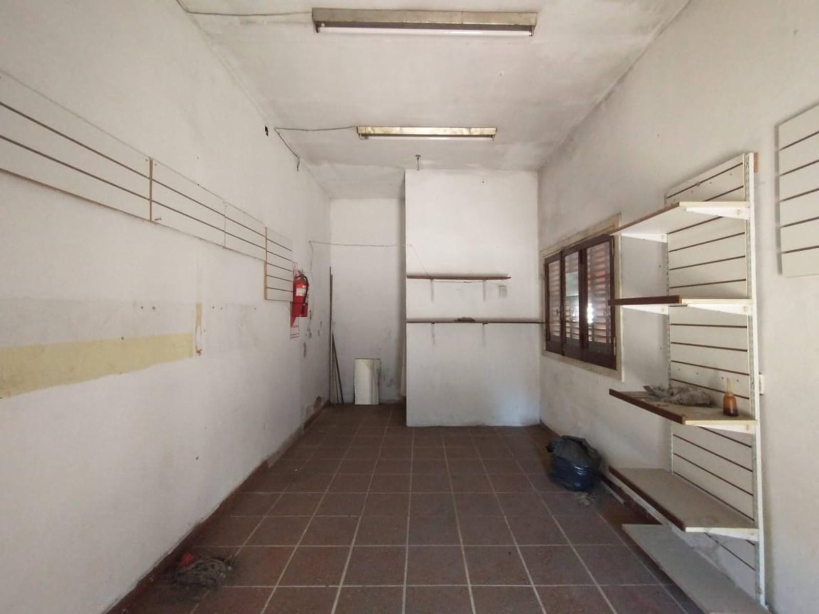 LOCAL DE 3 X 6 mts EN EXCELENTE ZONA COMERCIAL CON BAÑO Y CORTINA METÁLICA. - 2