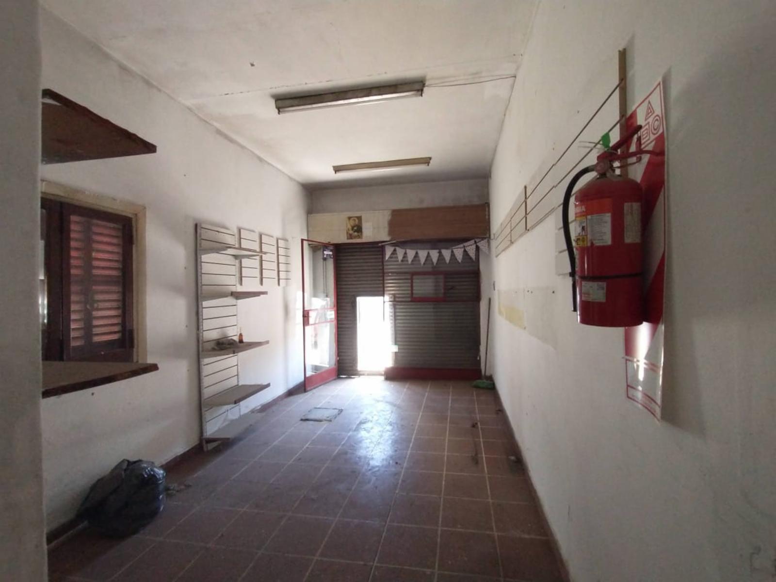 LOCAL DE 3 X 6 mts EN EXCELENTE ZONA COMERCIAL CON BAÑO Y CORTINA METÁLICA. - 3
