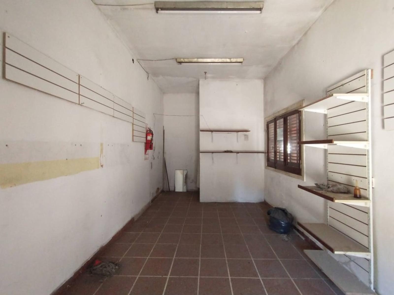 LOCAL DE 3 X 6 mts EN EXCELENTE ZONA COMERCIAL CON BAÑO Y CORTINA METÁLICA. - 4