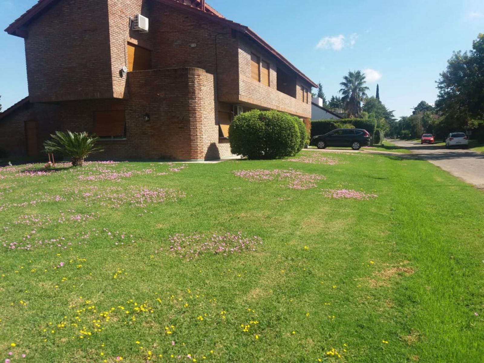 excelente chalet 550 mts.2 construido habitacion principal en suite 4 departamentos 2 ambientes