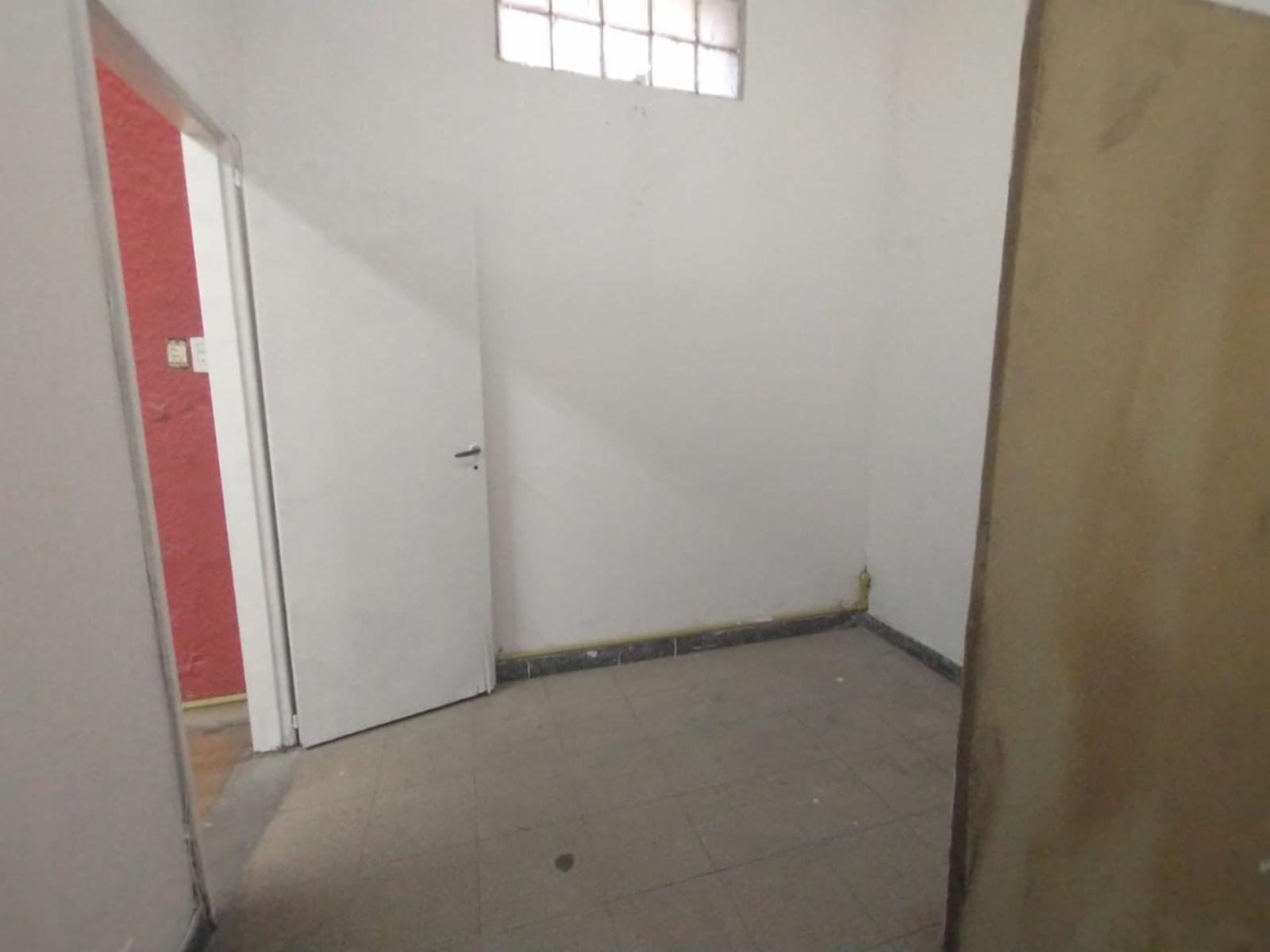 LOCAL DE 4 X 7 mts CON PERSIANA METÁLICA A METROS DE AVENIDA MÁRQUEZ . - 2
