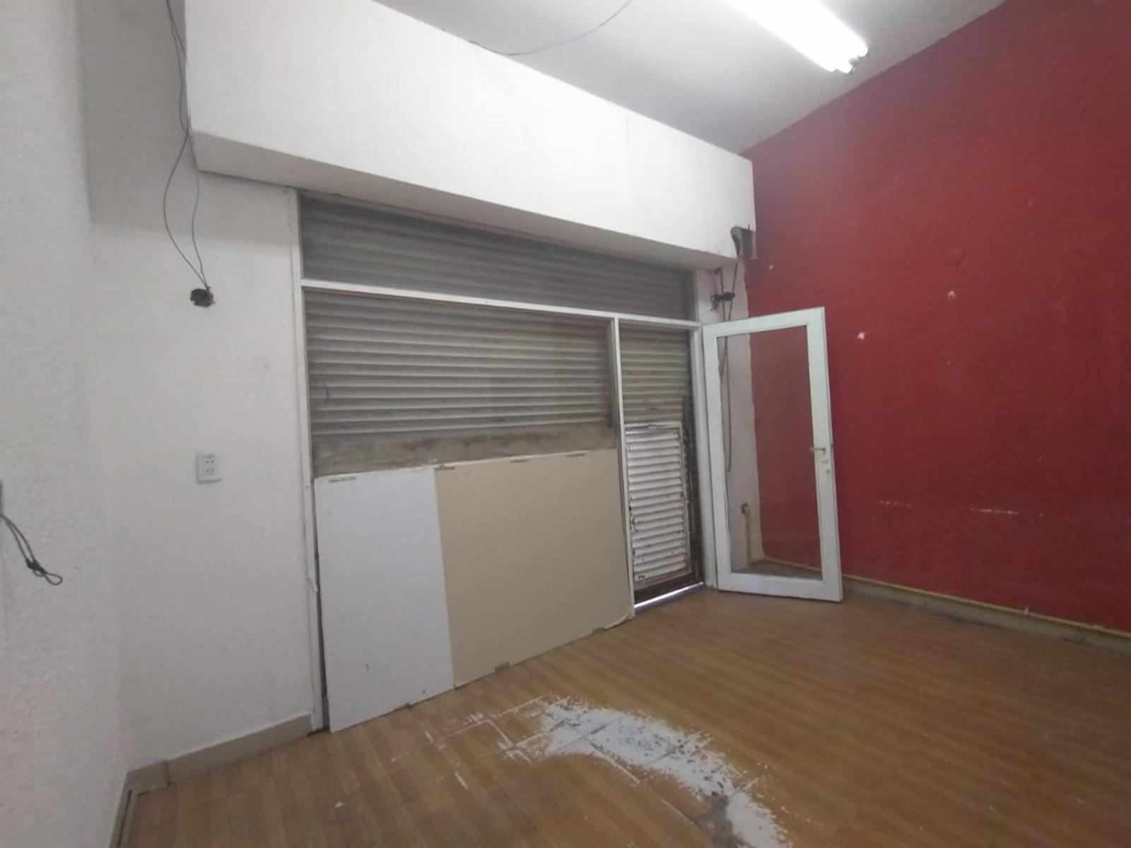 LOCAL DE 4 X 7 mts CON PERSIANA METÁLICA A METROS DE AVENIDA MÁRQUEZ . - 7
