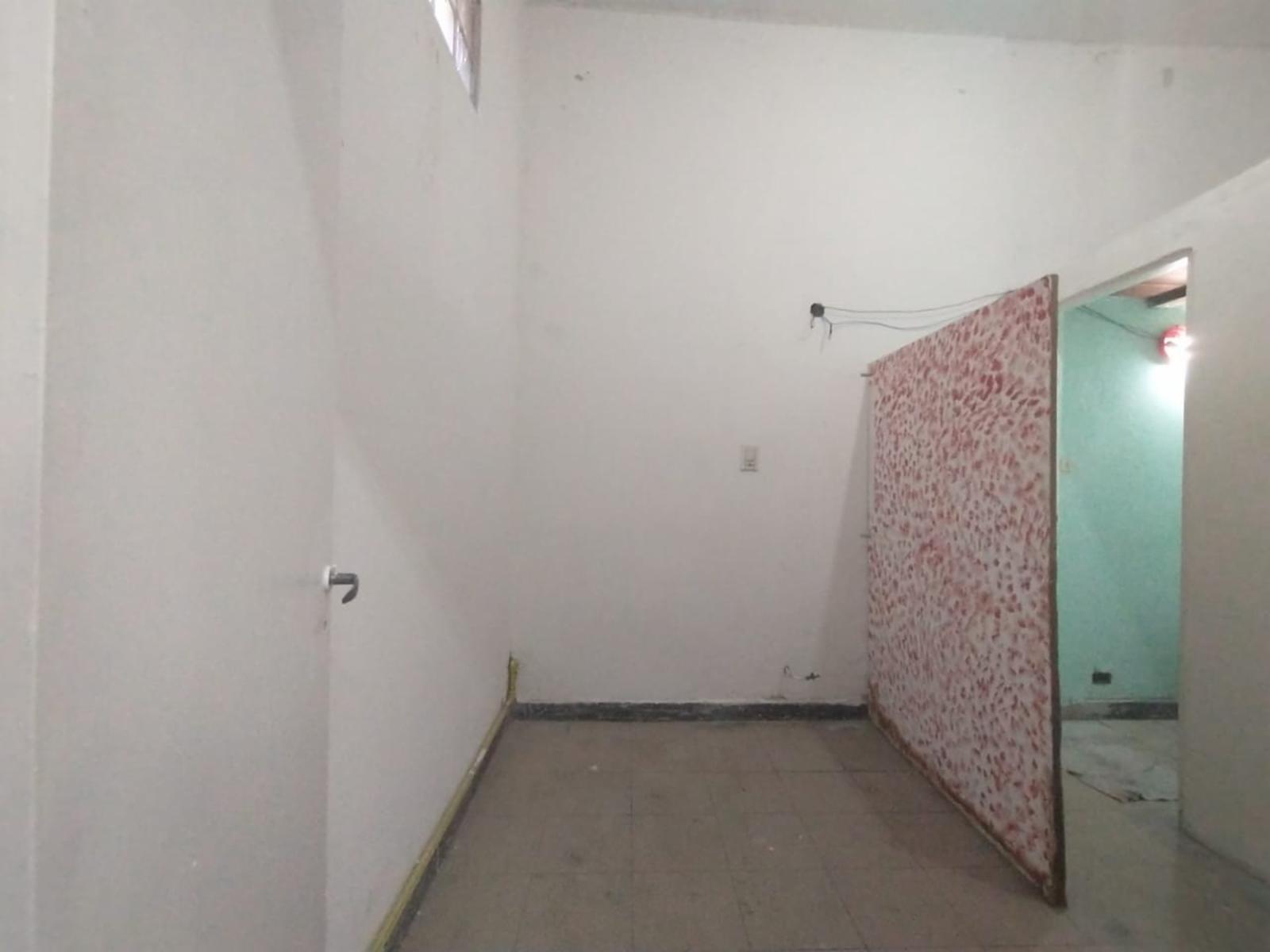 LOCAL DE 4 X 7 mts CON PERSIANA METÁLICA A METROS DE AVENIDA MÁRQUEZ . - 8