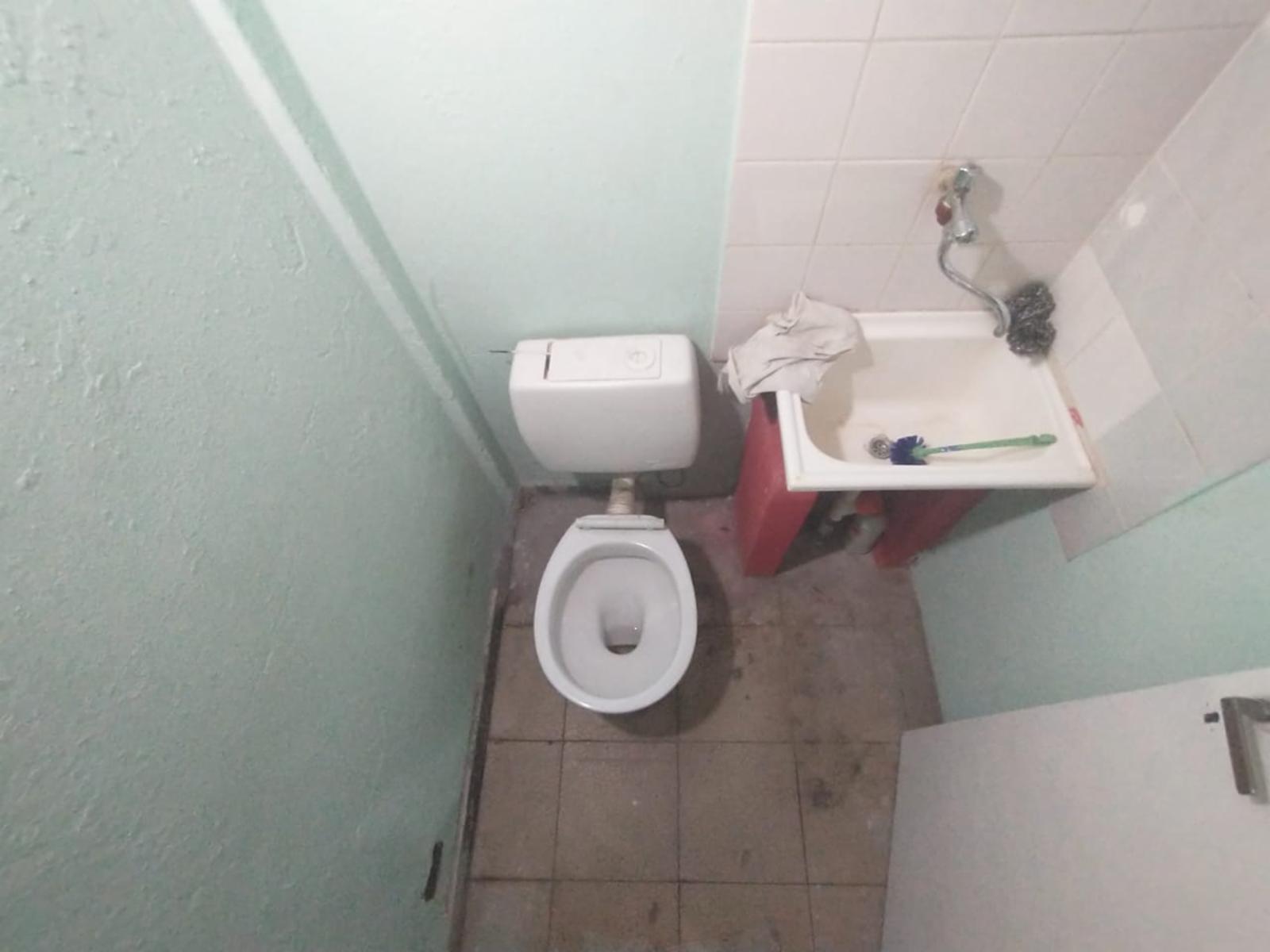 LOCAL DE 4 X 7 mts CON PERSIANA METÁLICA A METROS DE AVENIDA MÁRQUEZ . - 9