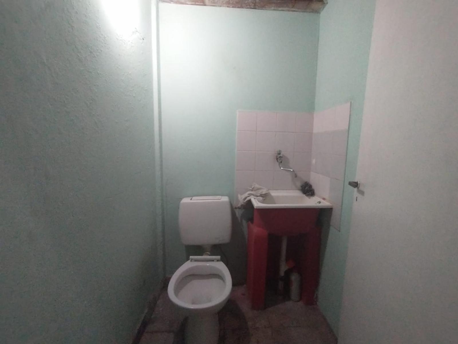 LOCAL DE 4 X 7 mts CON PERSIANA METÁLICA A METROS DE AVENIDA MÁRQUEZ . - 10