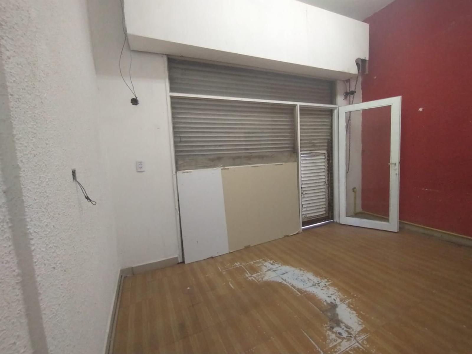 LOCAL DE 4 X 7 mts CON PERSIANA METÁLICA A METROS DE AVENIDA MÁRQUEZ . - 11