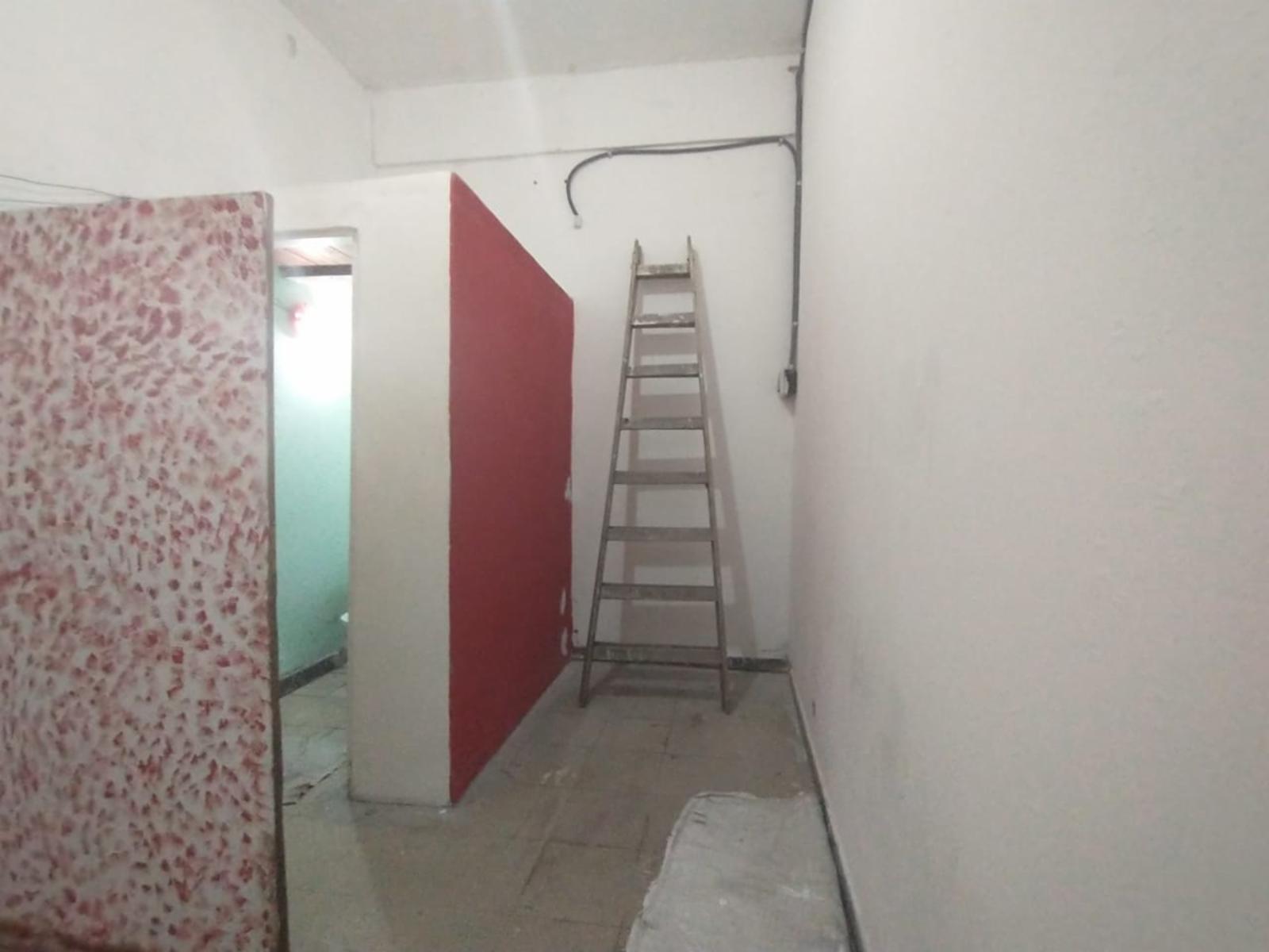 LOCAL DE 4 X 7 mts CON PERSIANA METÁLICA A METROS DE AVENIDA MÁRQUEZ . - 12