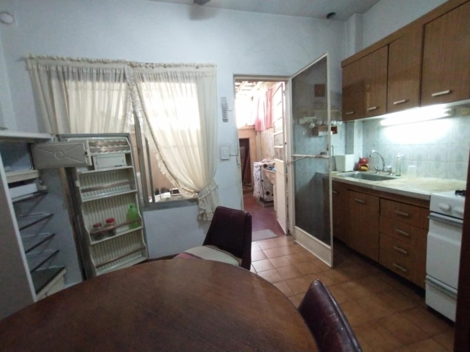 PH FRENTE PLANTA BAJA EN MUY BUENA ZONA RESIDENCIAL, CON LIVING, COMEDOR, COCINA, BAÑO COMPLETO, HABITACIÓN CON PLACARD Y PATIO CUBIERTO CON LAVADERO. — foto 8