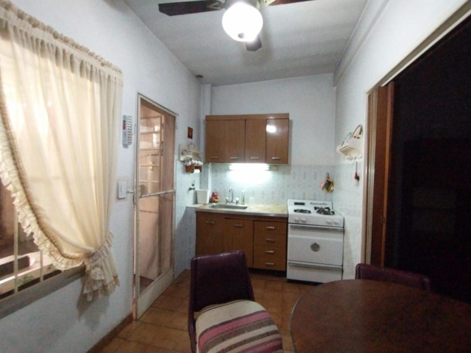 PH FRENTE PLANTA BAJA EN MUY BUENA ZONA RESIDENCIAL, CON LIVING, COMEDOR, COCINA, BAÑO COMPLETO, HABITACIÓN CON PLACARD Y PATIO CUBIERTO CON LAVADERO. — foto 9