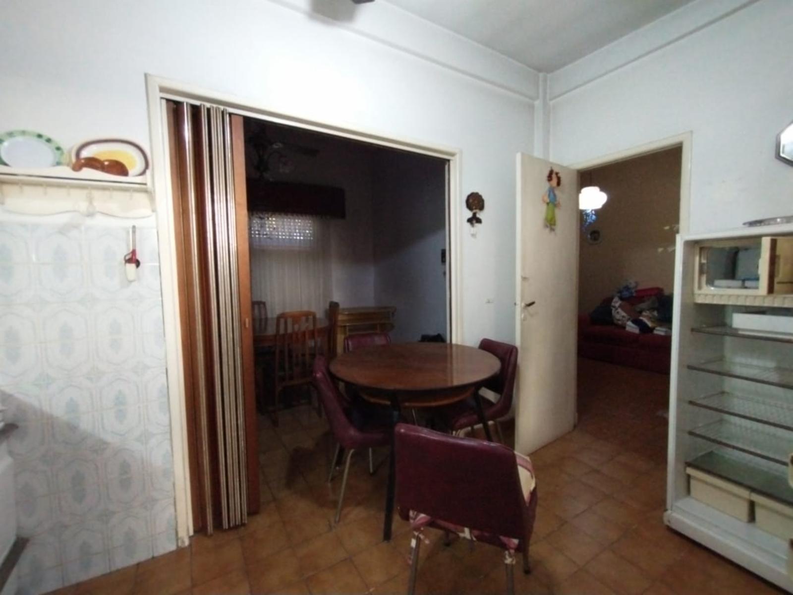 PH FRENTE PLANTA BAJA EN MUY BUENA ZONA RESIDENCIAL, CON LIVING, COMEDOR, COCINA, BAÑO COMPLETO, HABITACIÓN CON PLACARD Y PATIO CUBIERTO CON LAVADERO. — foto 13
