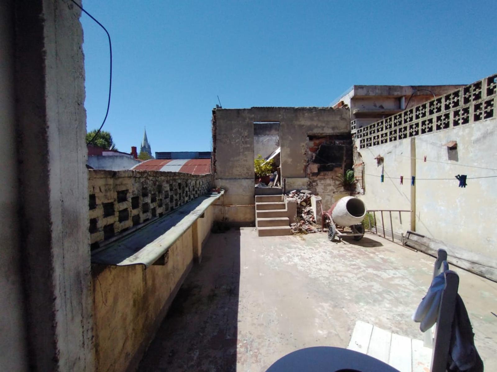Amplio ph 3 amb a refaccionar en 1 piso + monomabiente con baño y cocina en planta alta, excelente zona y ubicación en Villa Ballester — foto 9