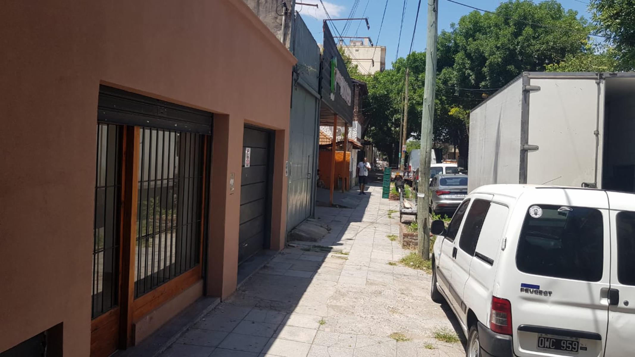 LOCAL COMERCIAL DE 15 m2 APROXIMADAMENTE CON PERSIANA METÁLICA, VIDRIERA CON REJAS Y BAÑO. DIVERSOS RUBROS Y PLANOS APTOS PARA HABILITACIÓN. - 1