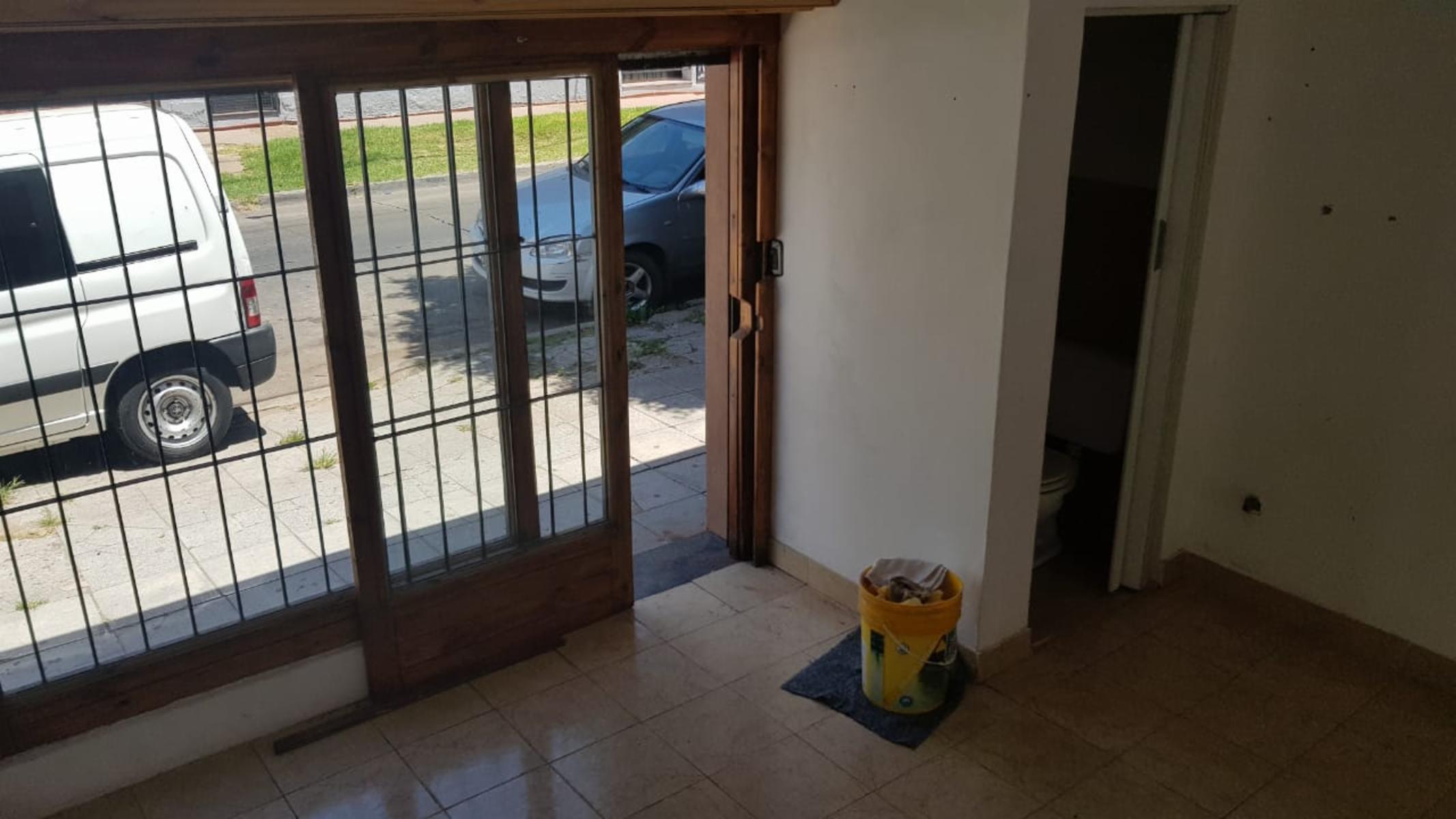 LOCAL COMERCIAL DE 15 m2 APROXIMADAMENTE CON PERSIANA METÁLICA, VIDRIERA CON REJAS Y BAÑO. DIVERSOS RUBROS Y PLANOS APTOS PARA HABILITACIÓN. - 2