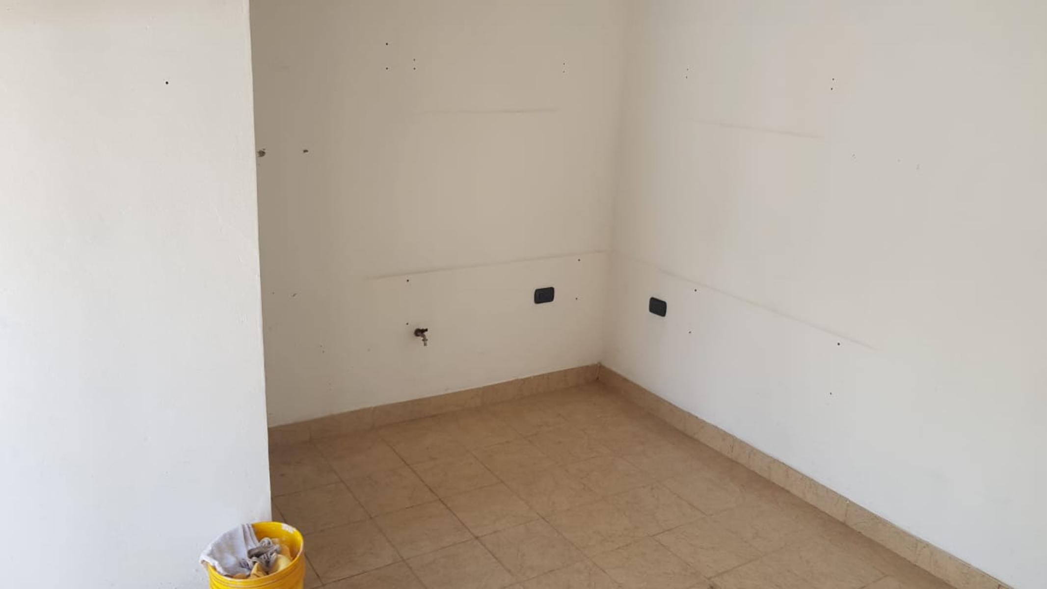 LOCAL COMERCIAL DE 15 m2 APROXIMADAMENTE CON PERSIANA METÁLICA, VIDRIERA CON REJAS Y BAÑO. DIVERSOS RUBROS Y PLANOS APTOS PARA HABILITACIÓN. - 3