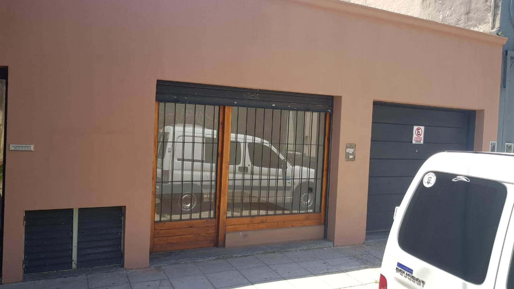 LOCAL COMERCIAL DE 15 m2 APROXIMADAMENTE CON PERSIANA METÁLICA, VIDRIERA CON REJAS Y BAÑO. DIVERSOS RUBROS Y PLANOS APTOS PARA HABILITACIÓN. - 4
