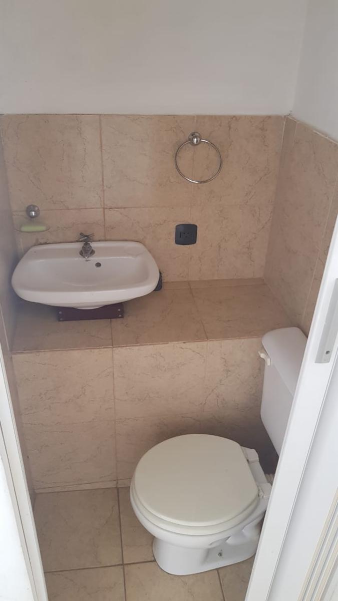 LOCAL COMERCIAL DE 15 m2 APROXIMADAMENTE CON PERSIANA METÁLICA, VIDRIERA CON REJAS Y BAÑO. DIVERSOS RUBROS Y PLANOS APTOS PARA HABILITACIÓN. - 5