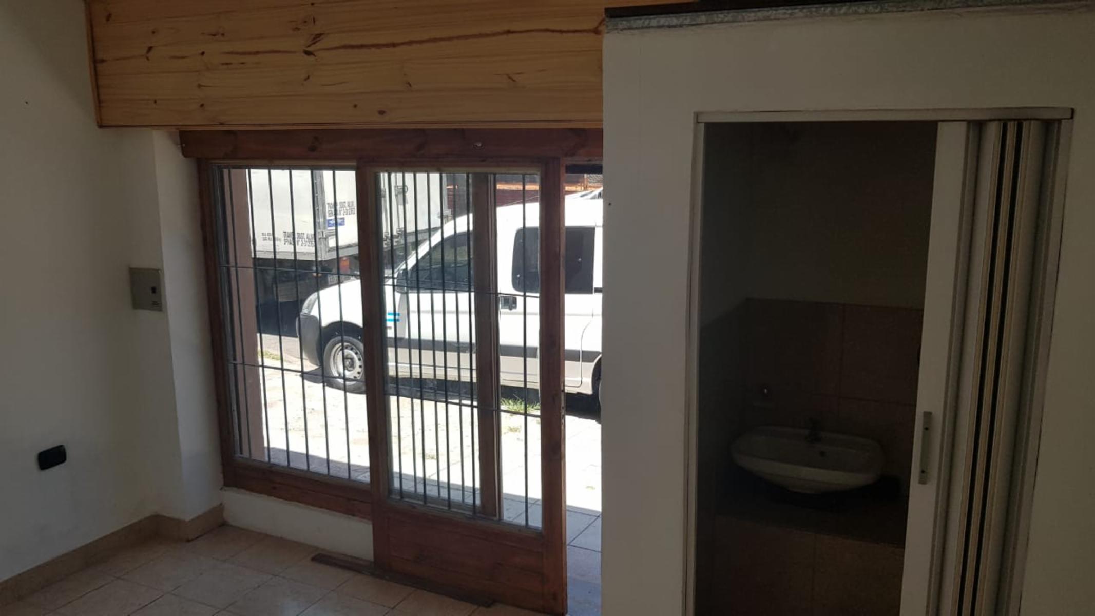 LOCAL COMERCIAL DE 15 m2 APROXIMADAMENTE CON PERSIANA METÁLICA, VIDRIERA CON REJAS Y BAÑO. DIVERSOS RUBROS Y PLANOS APTOS PARA HABILITACIÓN. - 6