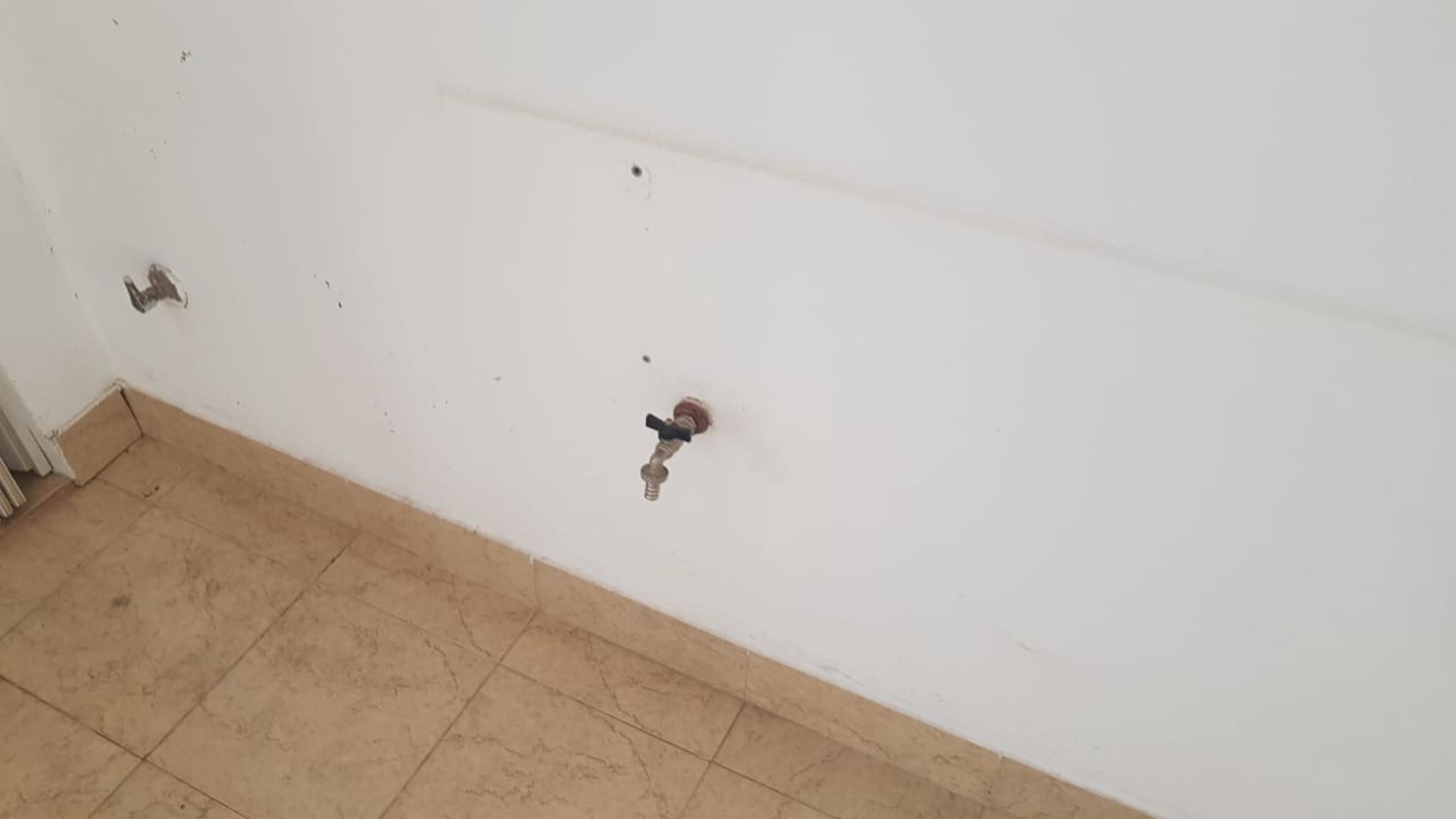 LOCAL COMERCIAL DE 15 m2 APROXIMADAMENTE CON PERSIANA METÁLICA, VIDRIERA CON REJAS Y BAÑO. DIVERSOS RUBROS Y PLANOS APTOS PARA HABILITACIÓN. - 7