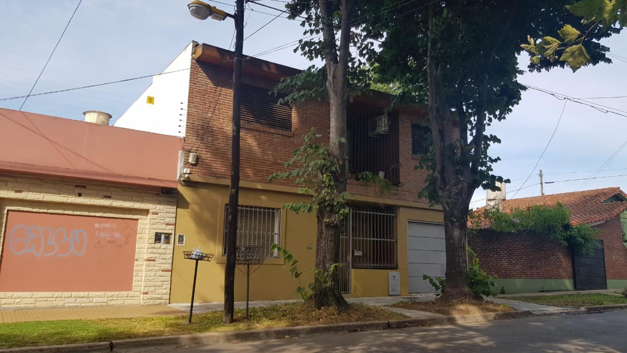 PROPIEDAD EN 2 PLANTAS DE 4 AMBIENTES EN MUY BUEN ESTADO GENERAL, EN MUY BUENA ZONA RESIDENCIAL. — foto 2
